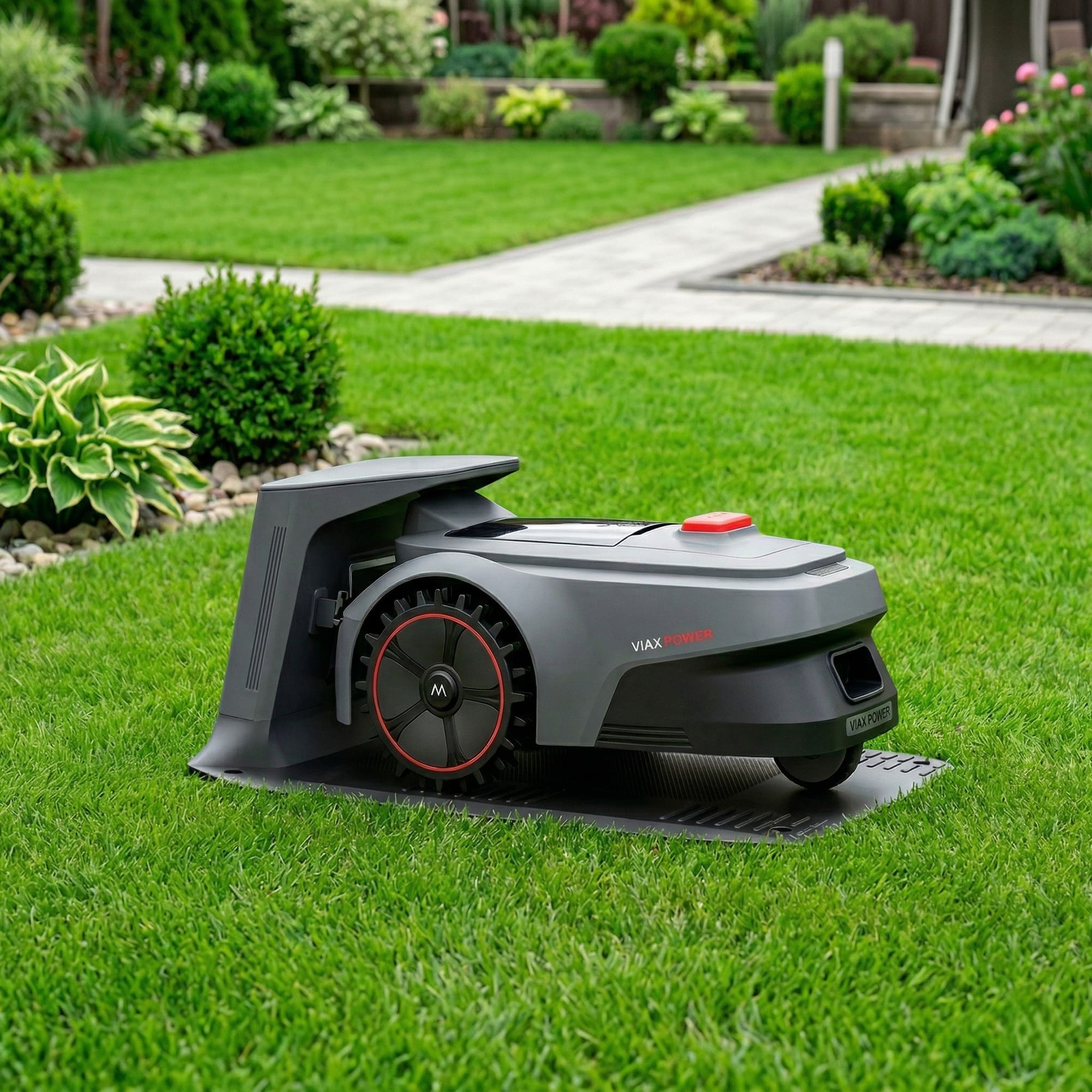 Un robot cortacésped gris con un botón rojo sobre un césped perfectamente cortado.
