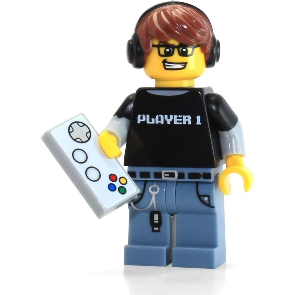 Kulaklıklı, gözlüklü, "PLAYER 1" yazılı siyah tişörtlü Lego figürü, kontrolcü tutuyor.