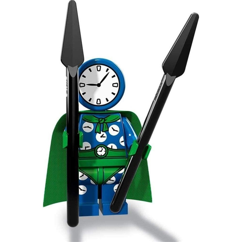 Saat yüzlü, yeşil pelerinli ve iki mızraklı bir Lego karakteri.