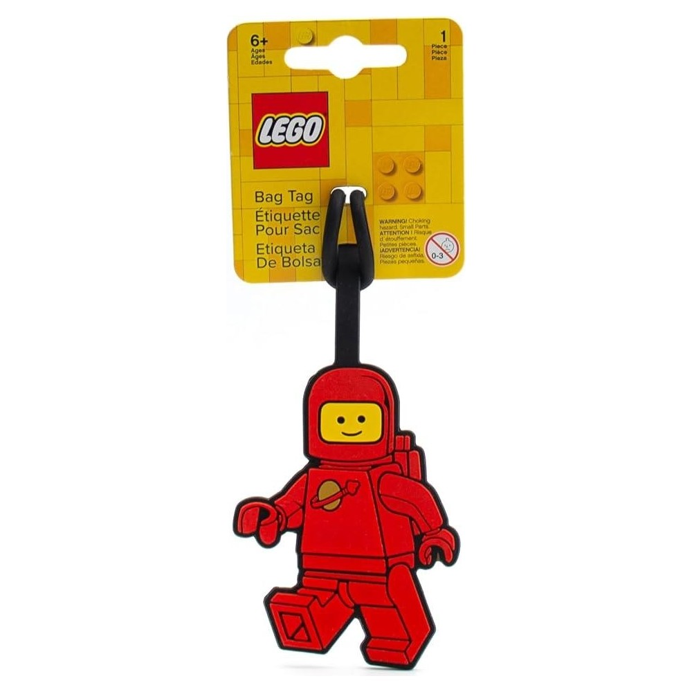 Sarı Lego ambalajında kırmızı Lego astronot çanta etiketi uyarı etiketleriyle.