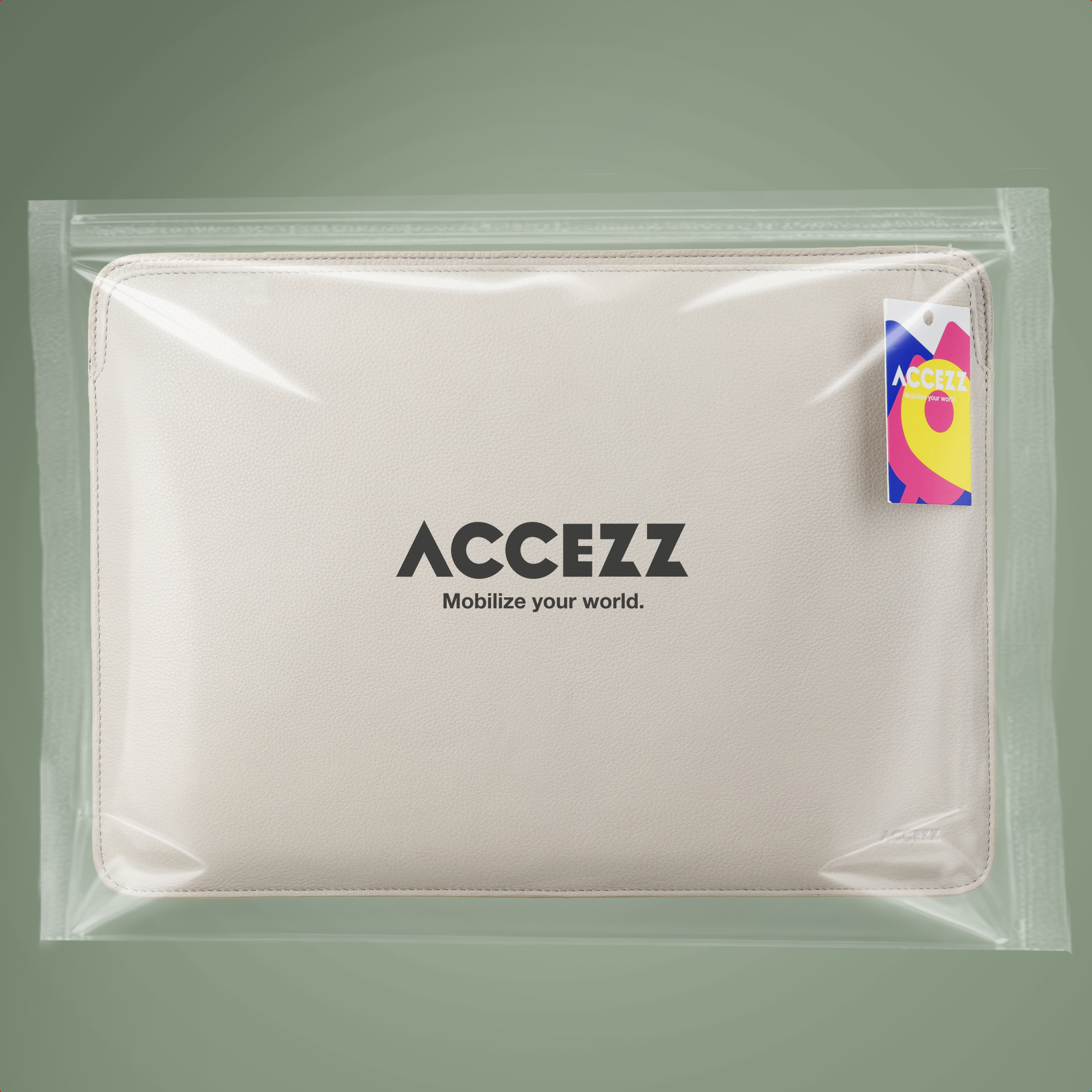 Eine cremefarbene Tasche mit dem ACEZZ-Logo, verpackt in einer transparenten Hülle.