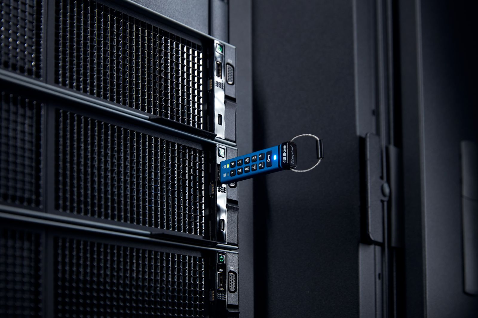 Ein blauer USB-Stick mit Tastatur ist in ein Server-Rack eingesteckt.