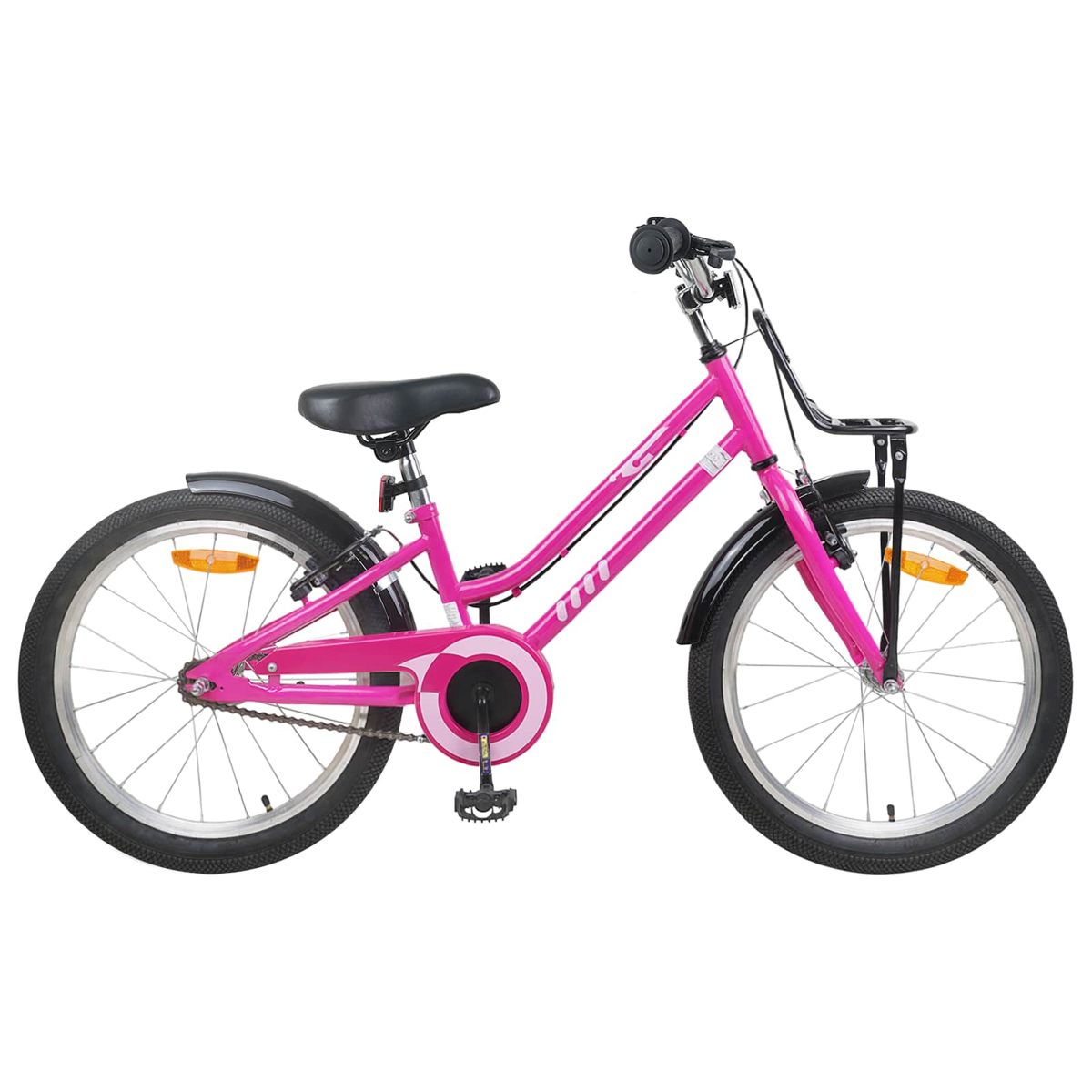 Ein pinkes Kinderfahrrad mit schwarzen Schutzblechen und einem Gepäckträger vorne.