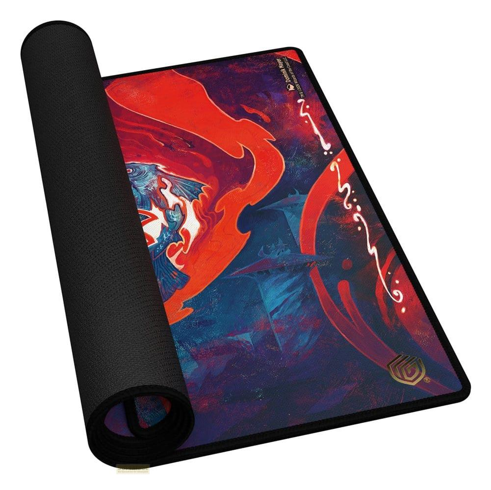 Schwarze Unterseite einer Mousepad-Oberfläche mit einem roten und blauen Drachen-Design.