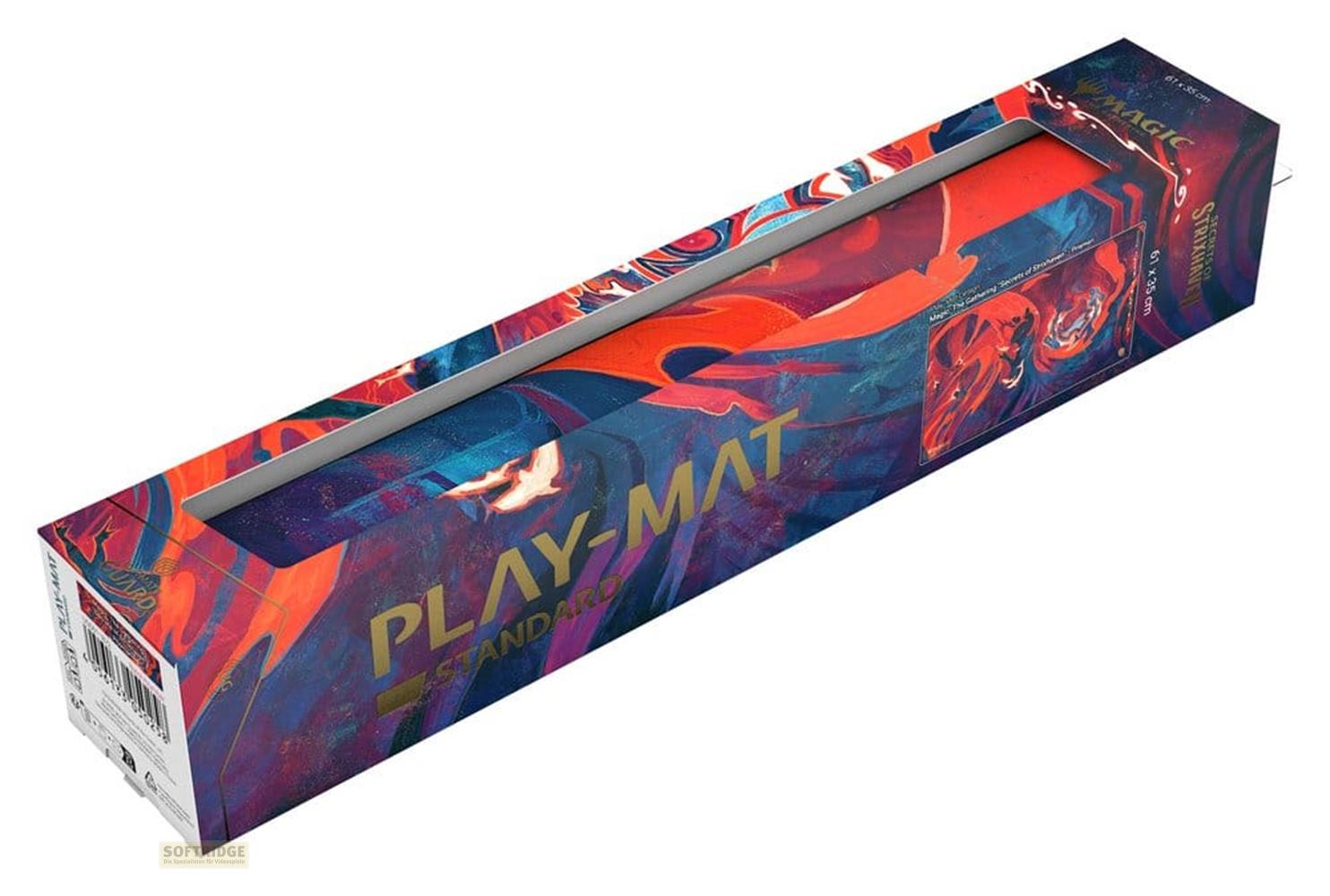 Ein Magic The Gathering Play-Mat im Karton mit abstrakten roten und blauen Designs.