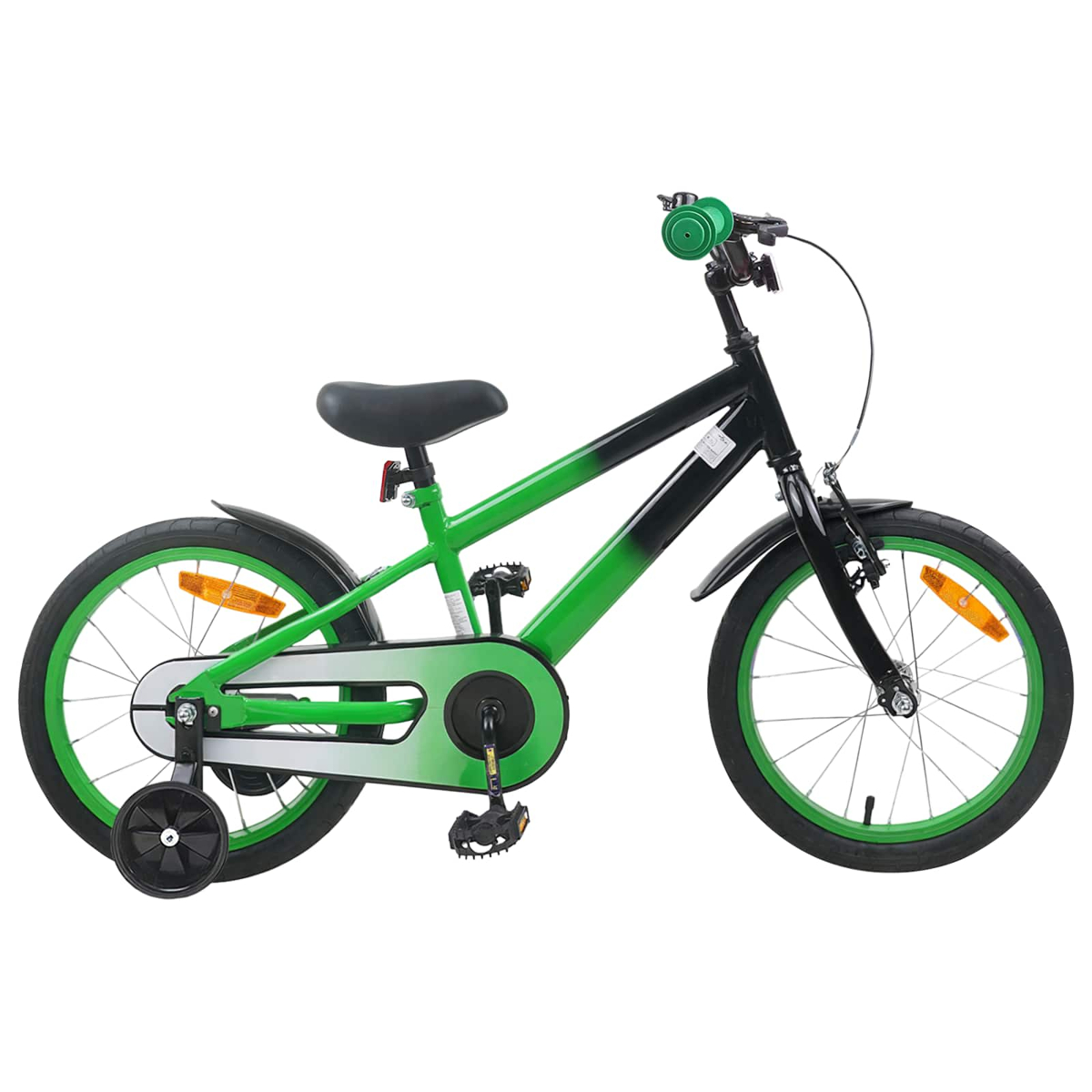 Ein grünes und schwarzes Kinderfahrrad mit Stützrädern, auf weißem Hintergrund.