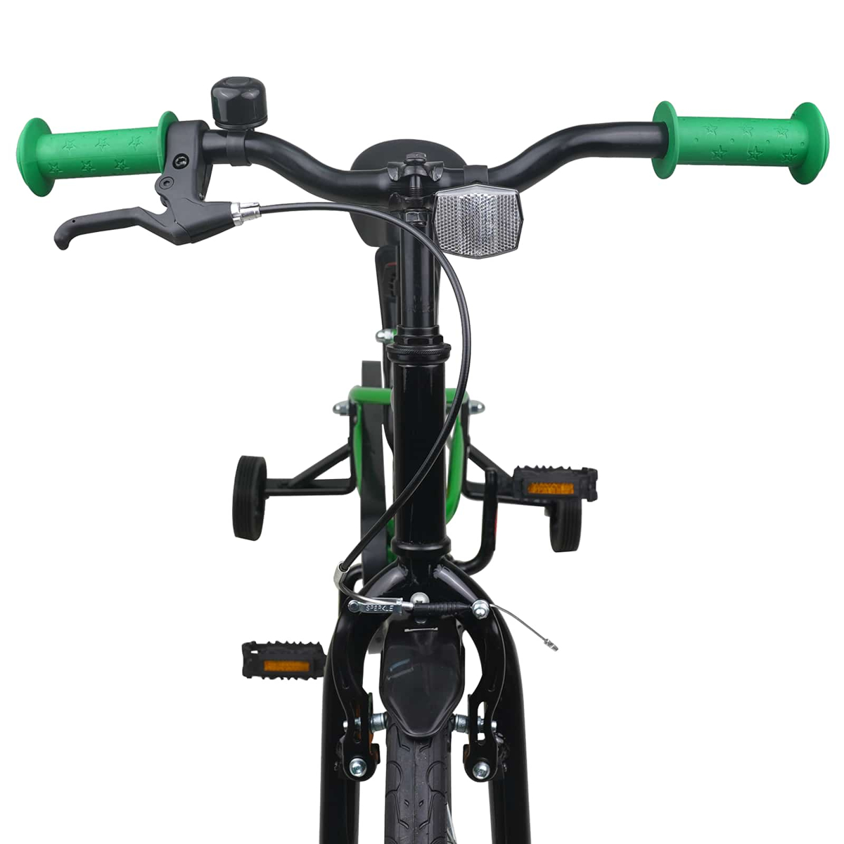 Vorderansicht eines schwarzen Kinderfahrrads mit grünen Griffen, Stützrädern und Pedalen.