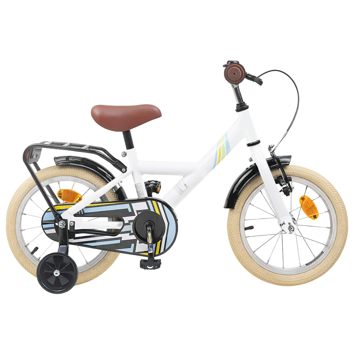 Weißes Kinderfahrrad mit braunem Sattel, Stützrädern und Gepäckträger.