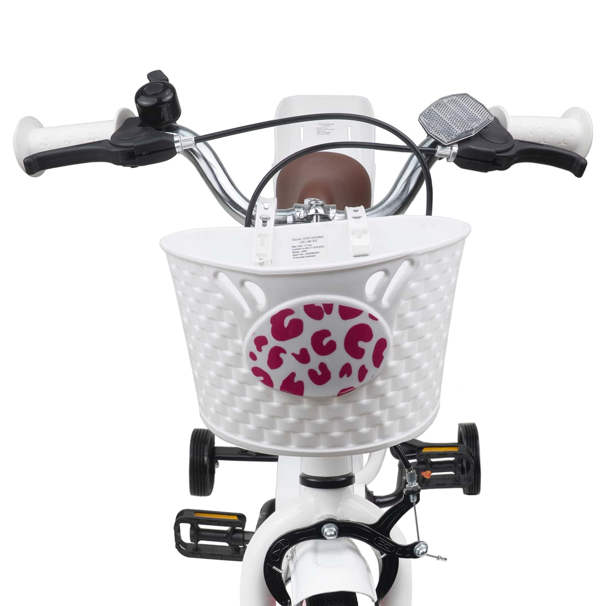 Ein weißer Kinderfahrrad-Lenker mit Korb, Klingel und Stützrädern.