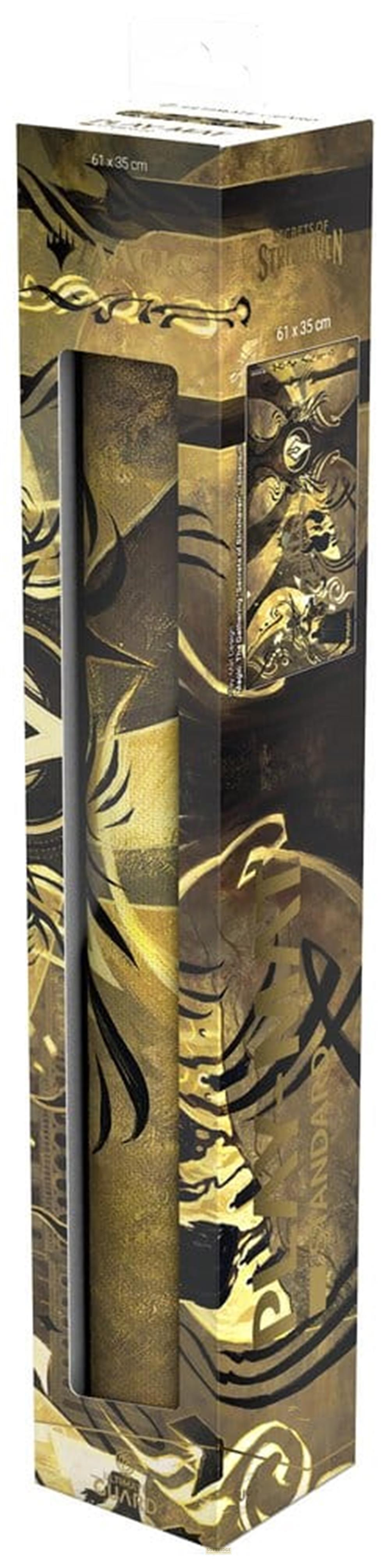 Eine goldene und schwarze Verpackung mit "Secrets of Strixhaven"-Design.