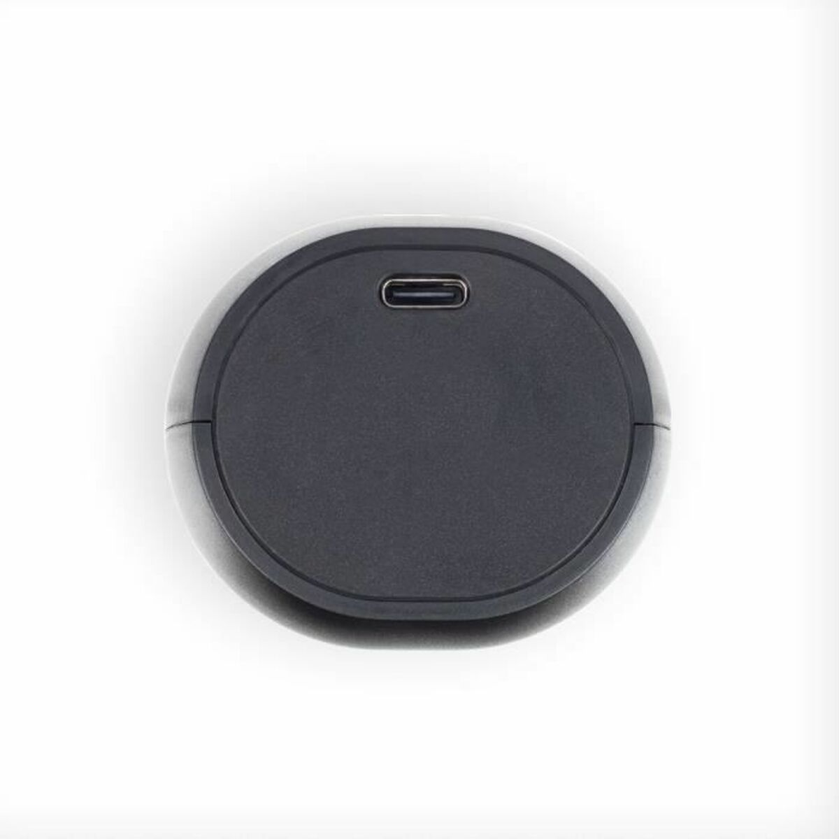 Ein dunkler, runder Gegenstand mit einem USB-C-Anschluss oben auf weißem Hintergrund.
