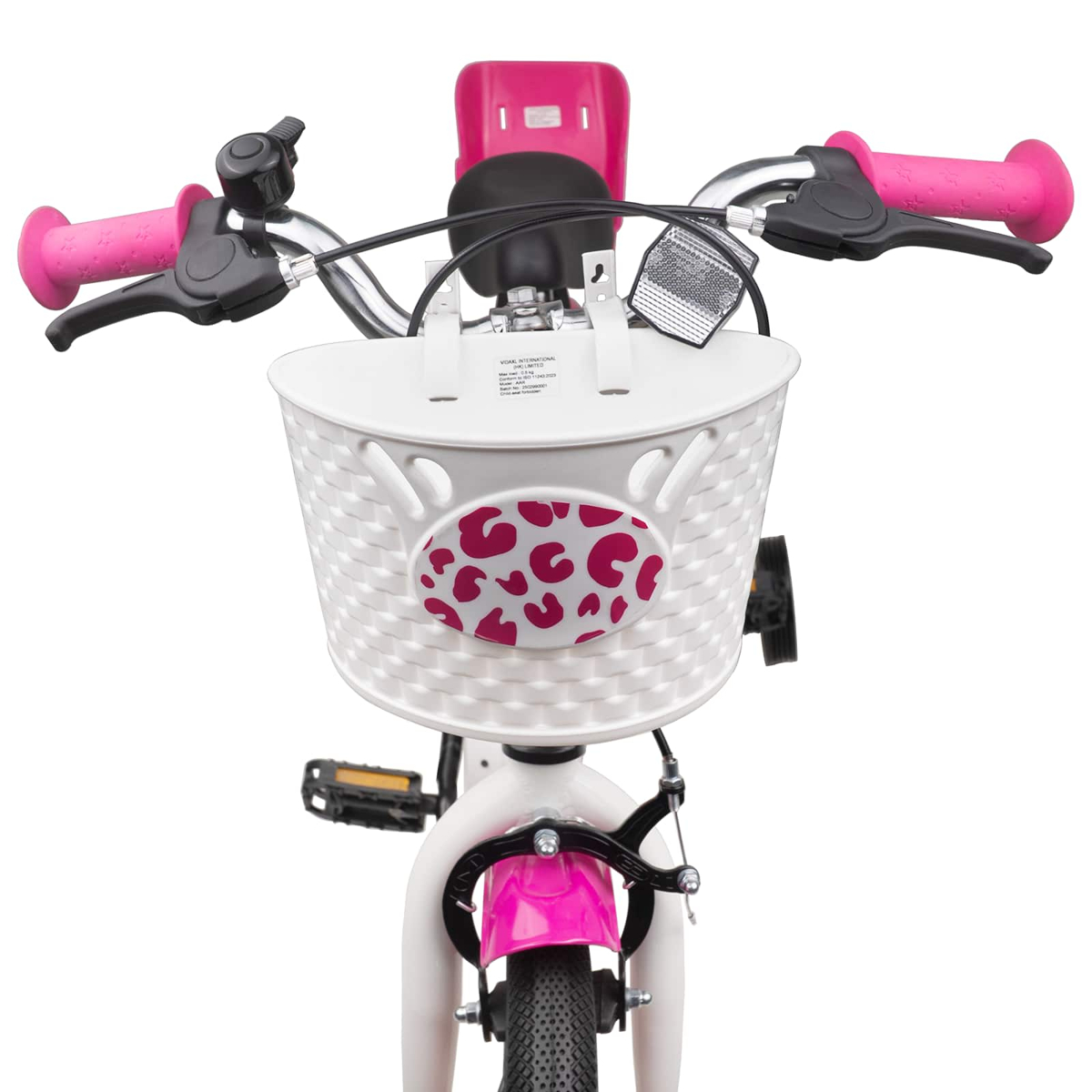 Ein weißer Kinderfahrradkorb mit rosa Leopardenmuster auf dem Lenker.