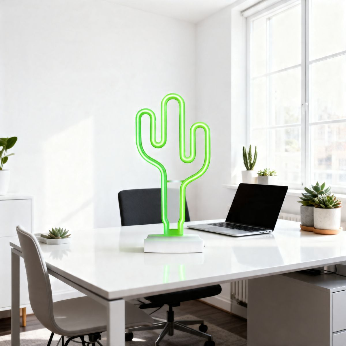 Groene cactus neonlamp op een bureau met laptop en planten.