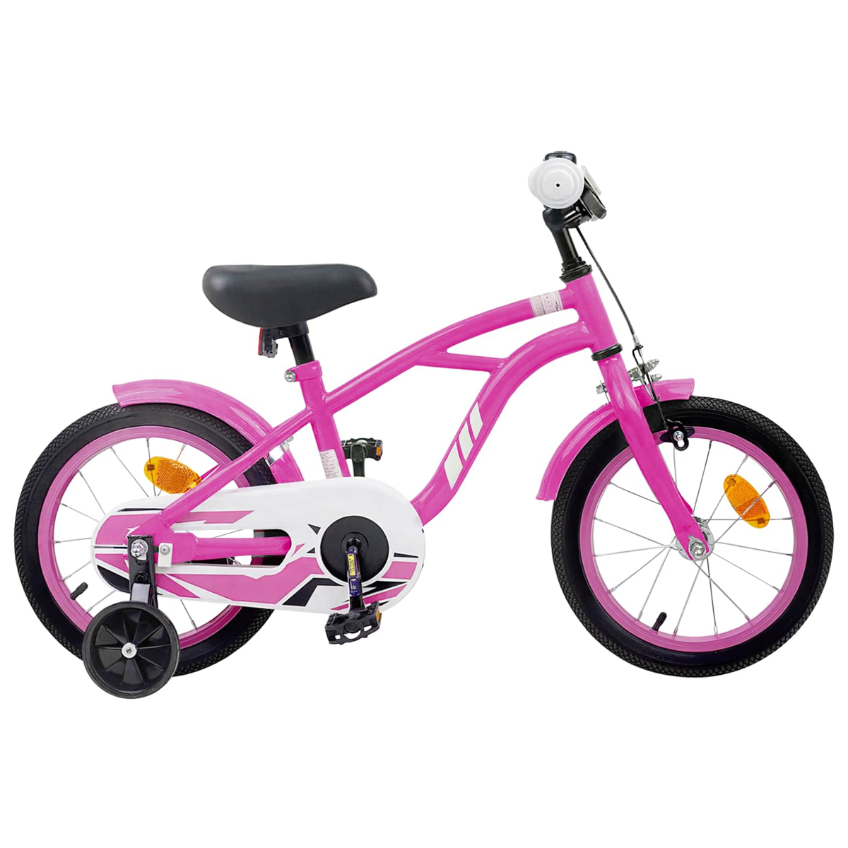 Ein pinkes Kinderfahrrad mit Stützrädern und weiß-schwarzem Kettenschutz.