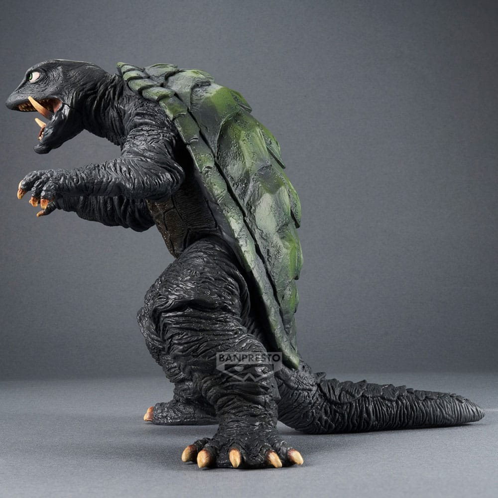 Schwarze Schildkrötenfigur mit grüner Panzerung, Fängen und grünen Augen.