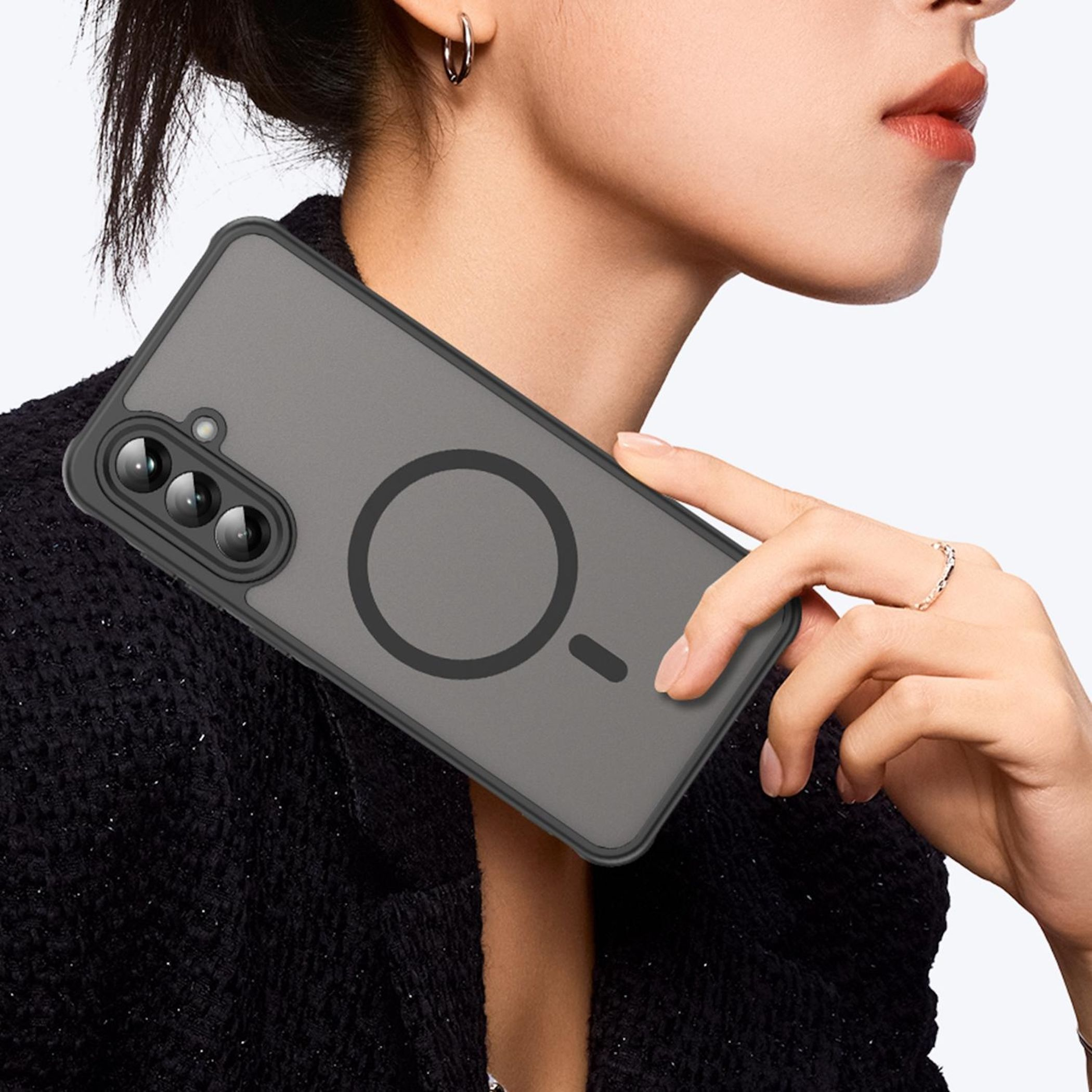 Frau hält ein graues Handy mit drei Kameras und einem Kreis-Symbol.