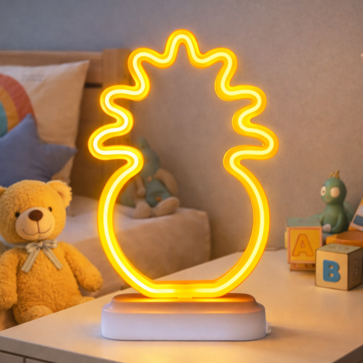 Een gele neon ananaslamp staat op een nachtkastje naast een teddybeer en speelgoed.