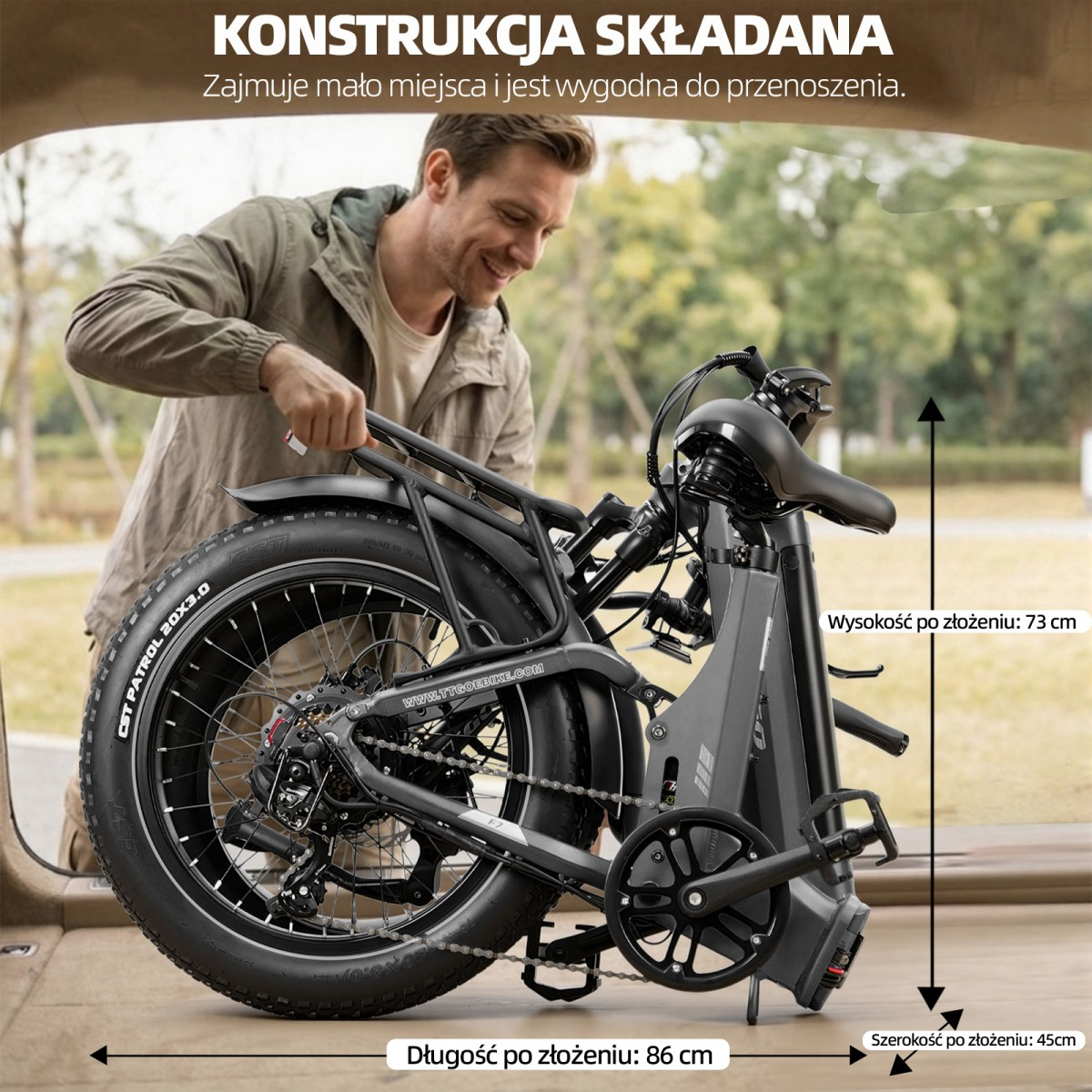Mężczyzna składa szary rower elektryczny do kompaktowych wymiarów 86x73x45 cm.