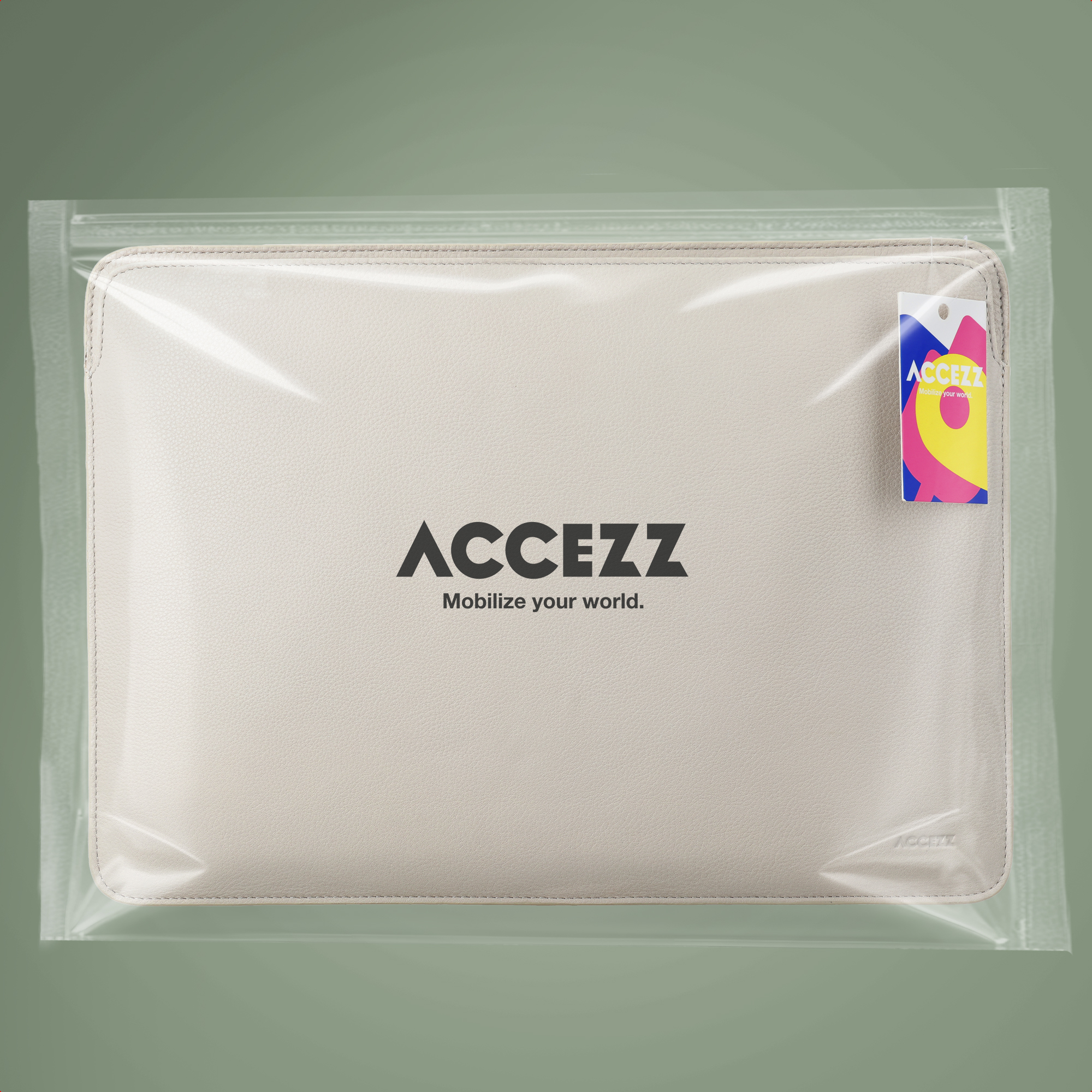 Eine weiße Laptoptasche mit dem Logo "ACCEZZ" in einer durchsichtigen Hülle.