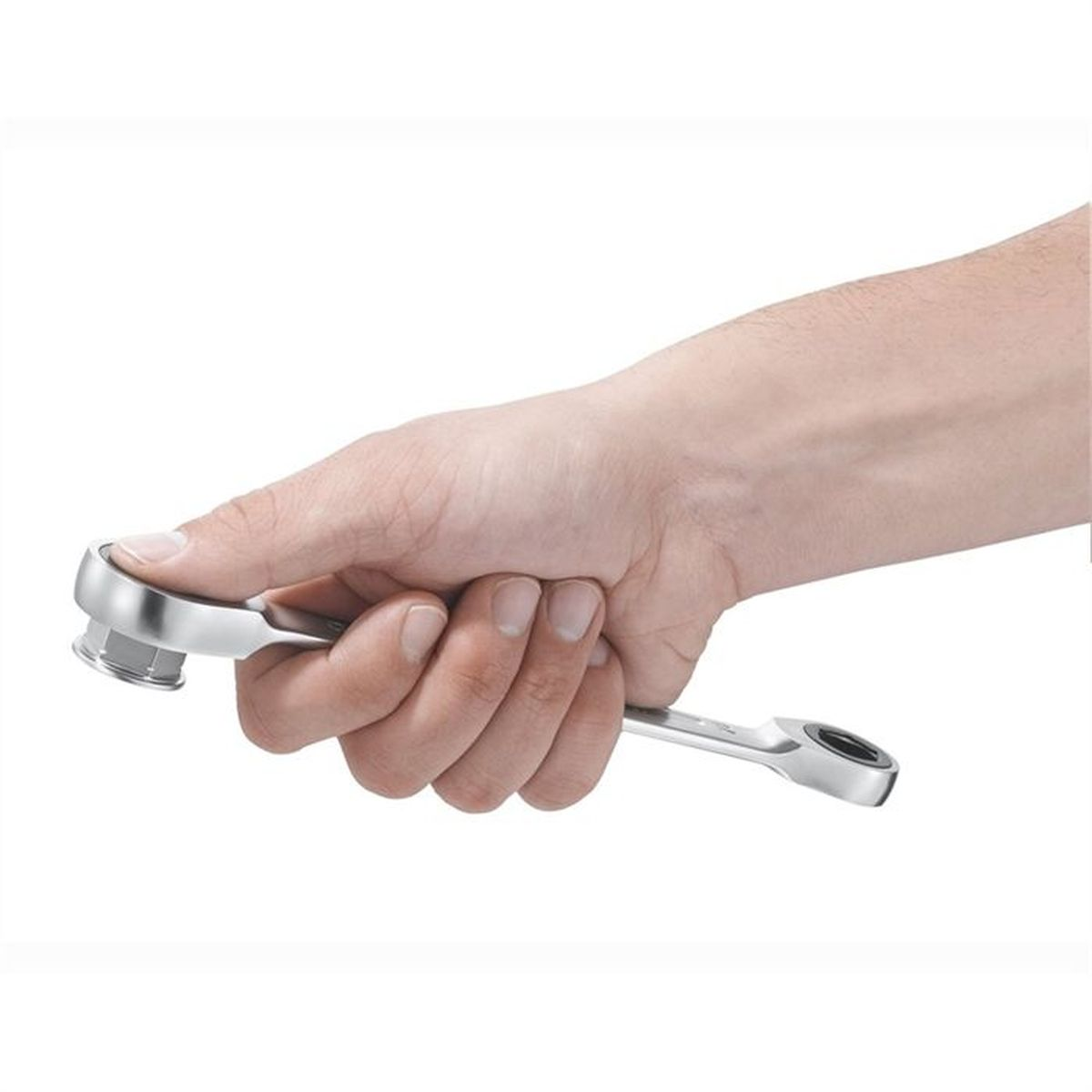 Eine Hand hält einen Ratschenschlüssel mit silbernem Kopf und schwarzer Öffnung.