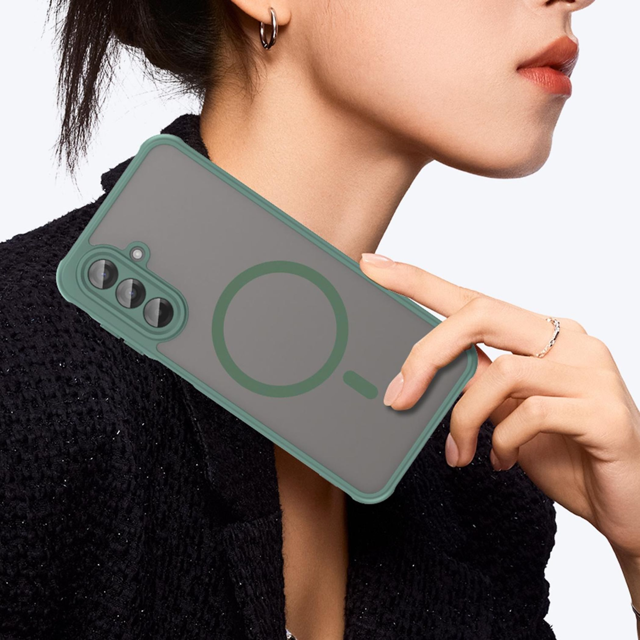 Una donna tiene una custodia verde per telefono con cerchio MagSafe.