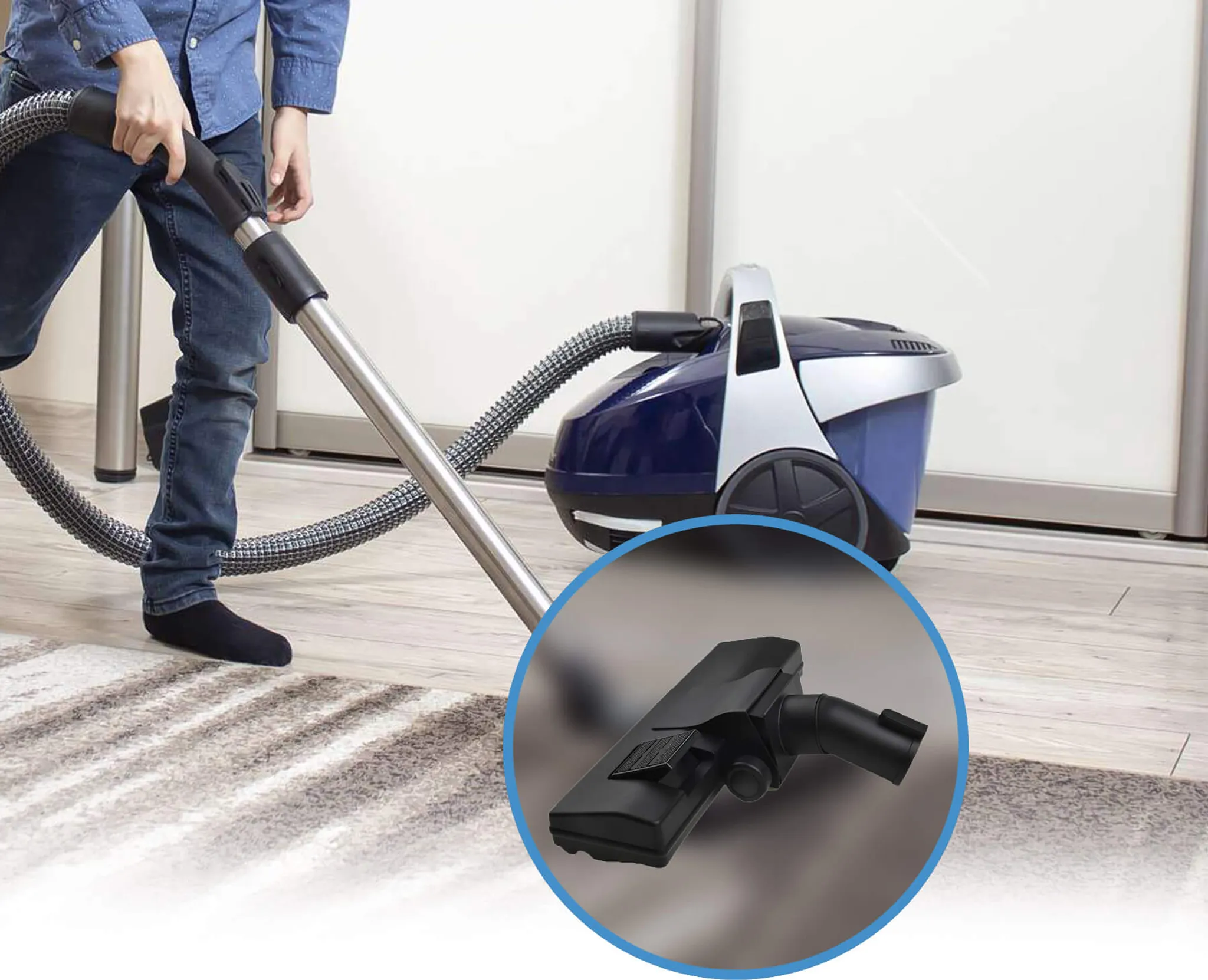 Person saugt Teppich mit blauem Staubsauger und Detailansicht der Düse.