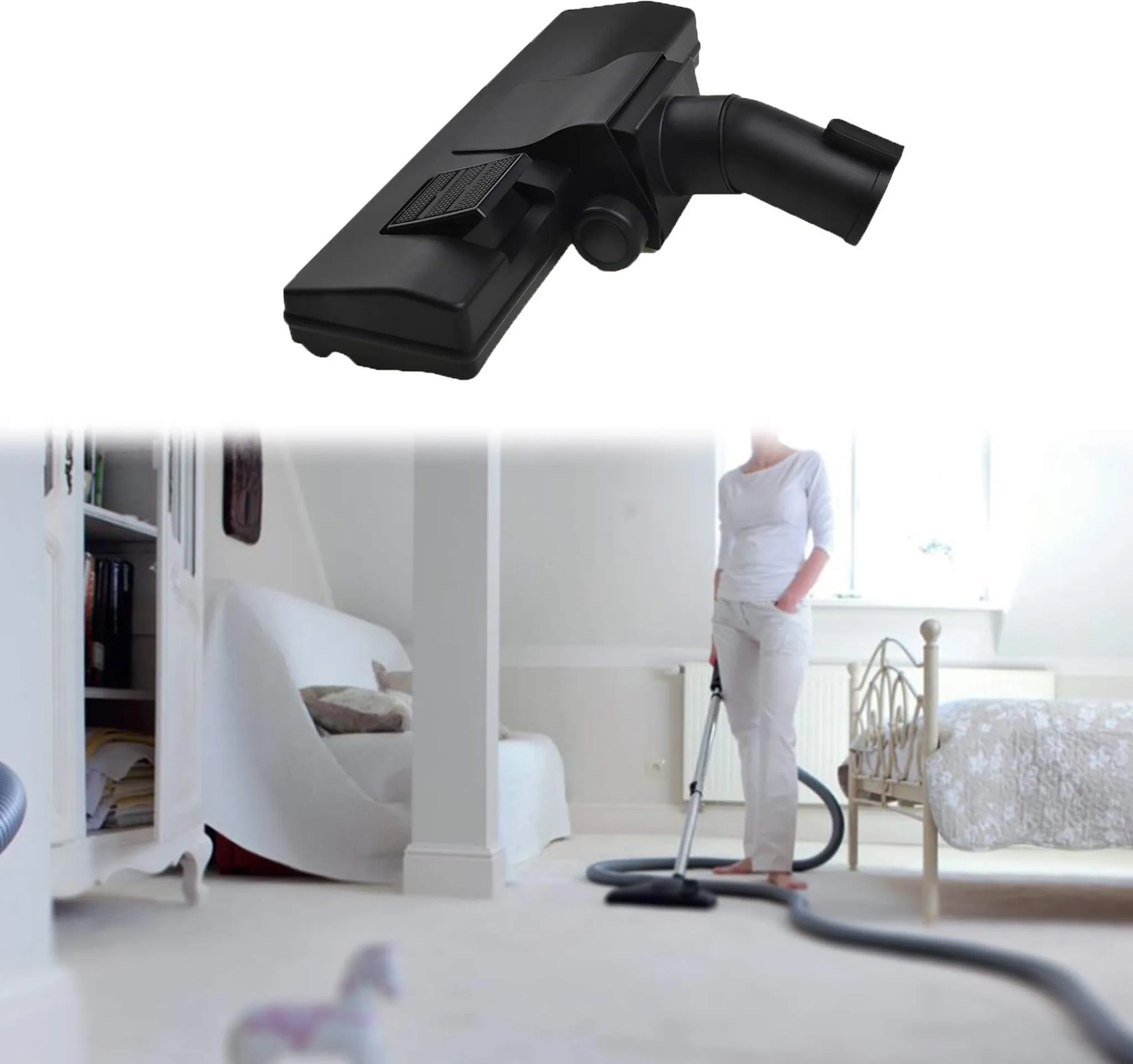 Schwarzer Staubsaugerkopf und Schlauch in einem hellen Schlafzimmer mit einer Person, die saugt.