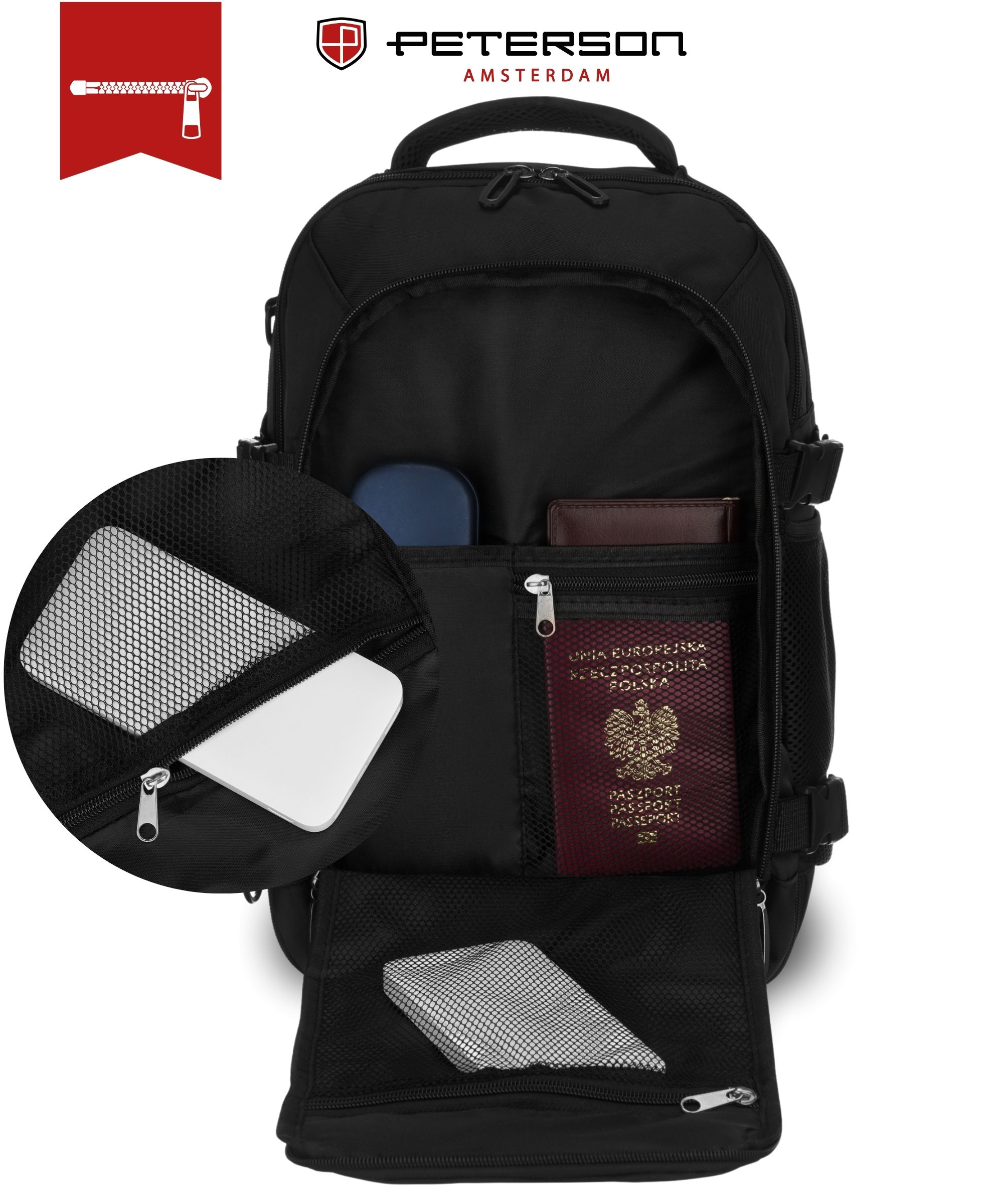 Czarny plecak z otwartymi przegrodami, zawierający paszport i laptopa.