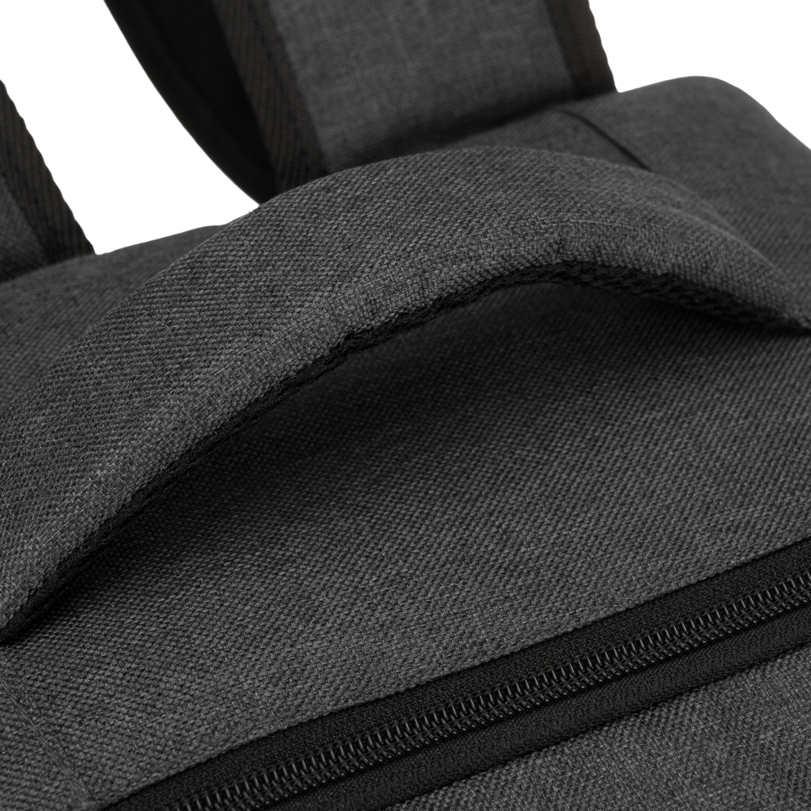 Szary uchwyt plecaka z zamkiem błyskawicznym i teksturą tkaniny.