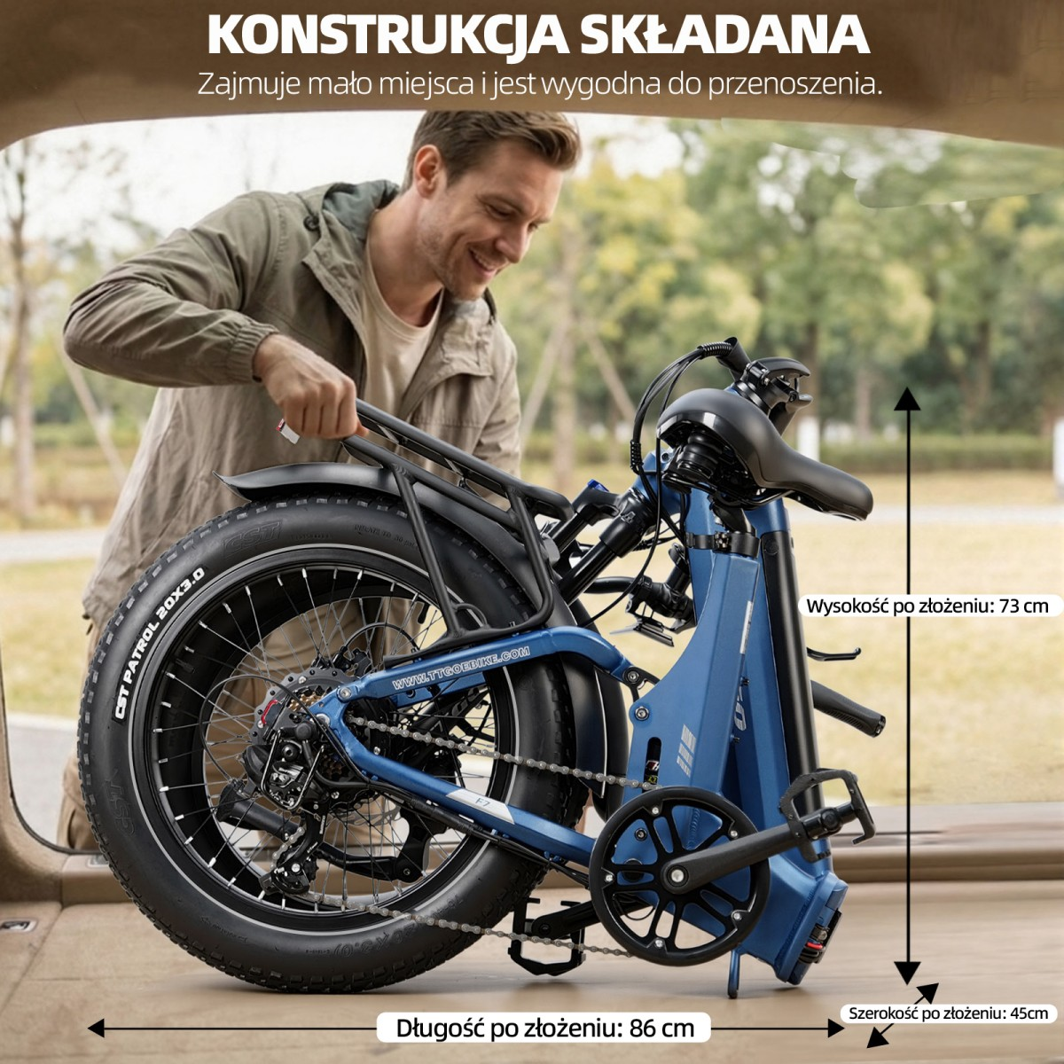 Mężczyzna składa niebieski rower elektryczny w bagażniku. Wymiary: 86x73x45cm.