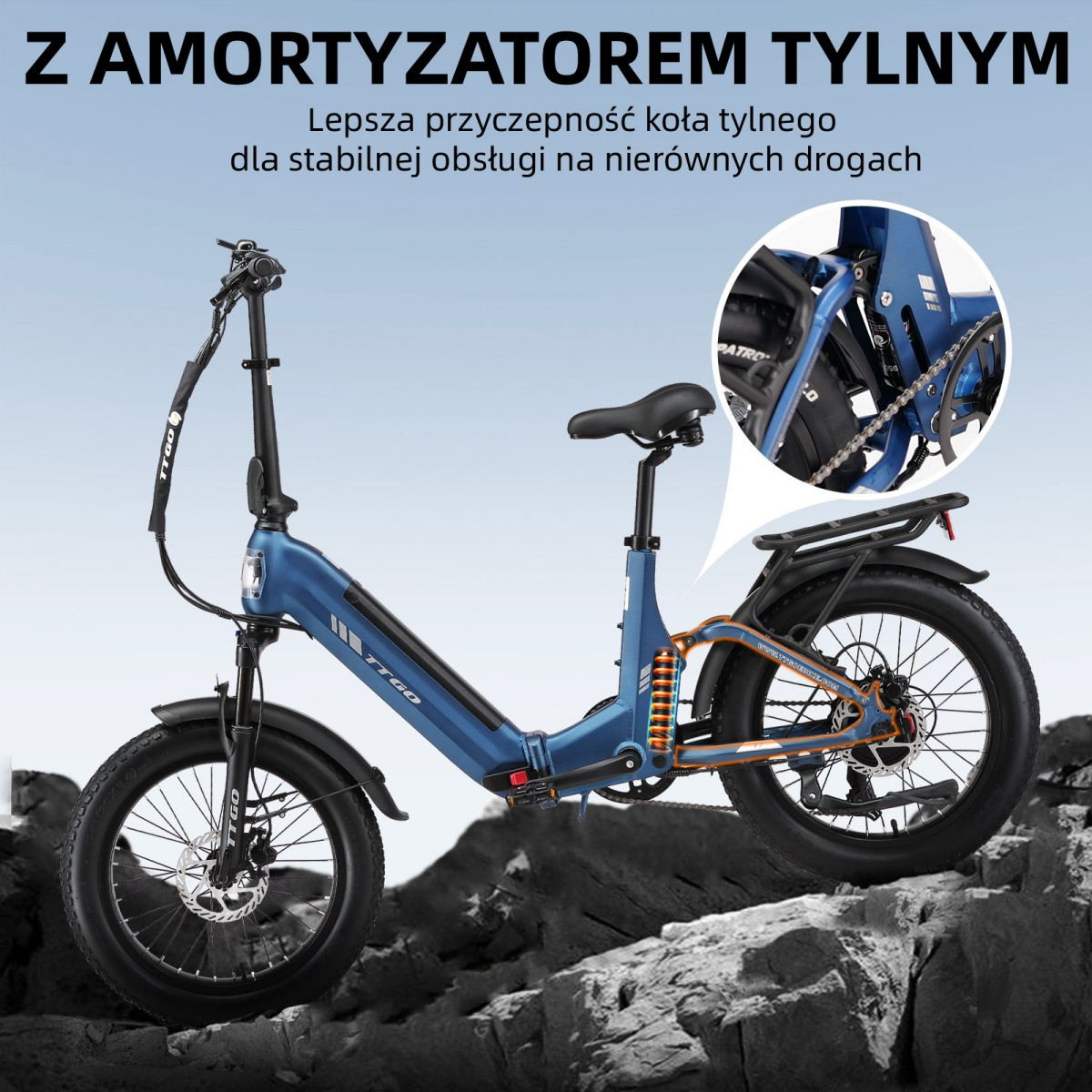 Niebieski rower elektryczny z grubymi oponami na skałach, z zbliżeniem na tylne koło.