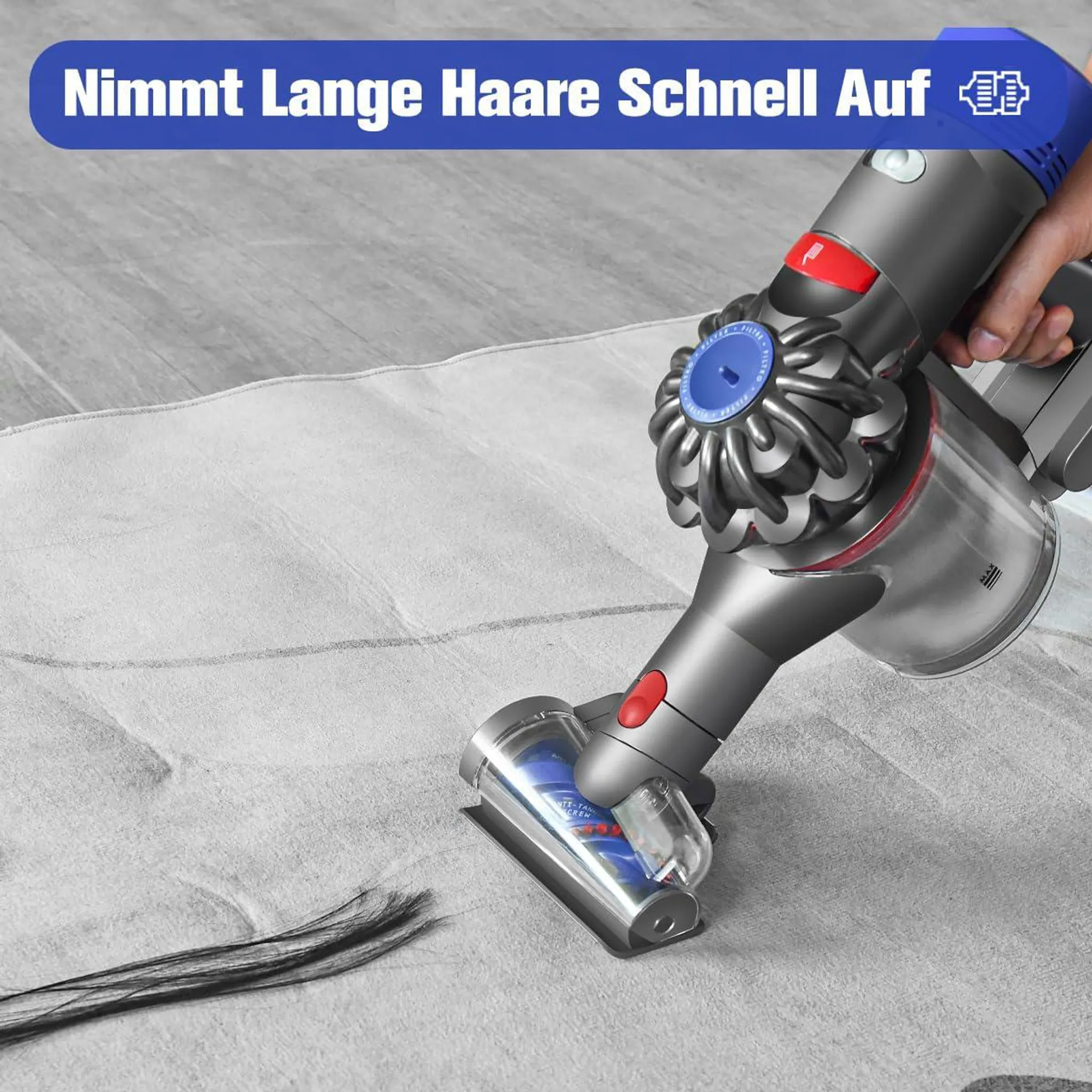 Ein Handstaubsauger saugt lange Haare von einem grauen Teppich auf.