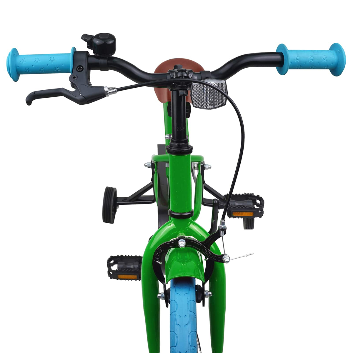 Grünes Kinderfahrrad mit blauen Griffen, Stützrädern und blauer Bereifung.