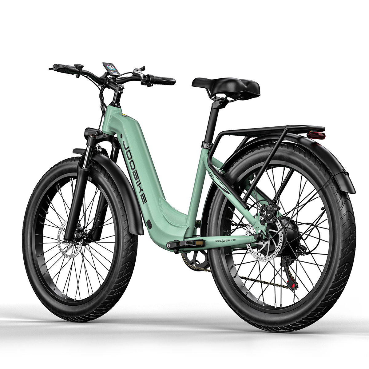 Ein mintgrünes Elektrofahrrad mit breiten Reifen, Gepäckträger und Display.