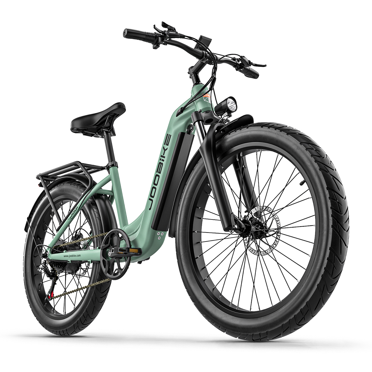 Ein mintgrünes E-Bike mit fetten Reifen, Gepäckträger und Scheinwerfer.