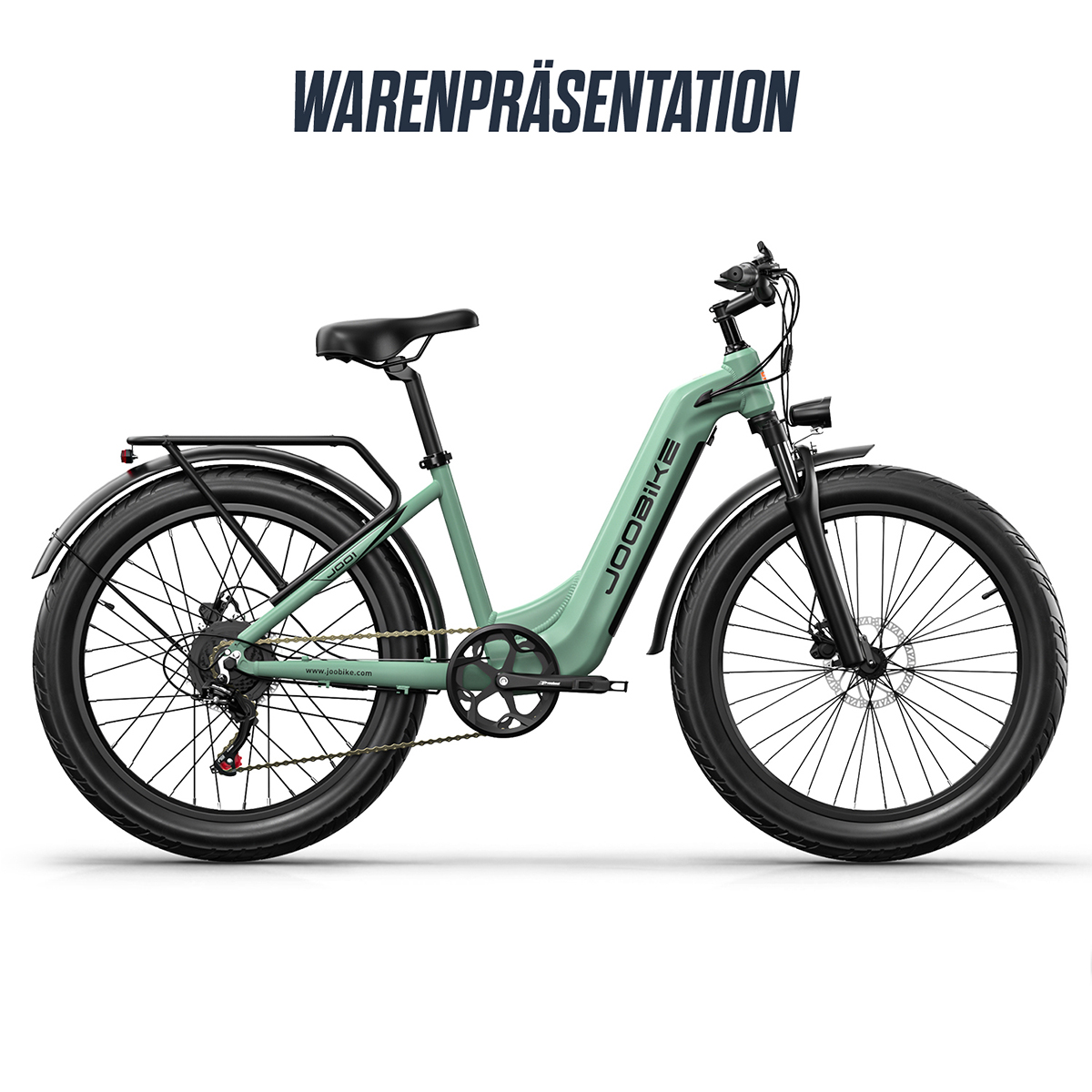 Ein hellgrünes Elektrofahrrad mit breiten Reifen und Gepäckträger.