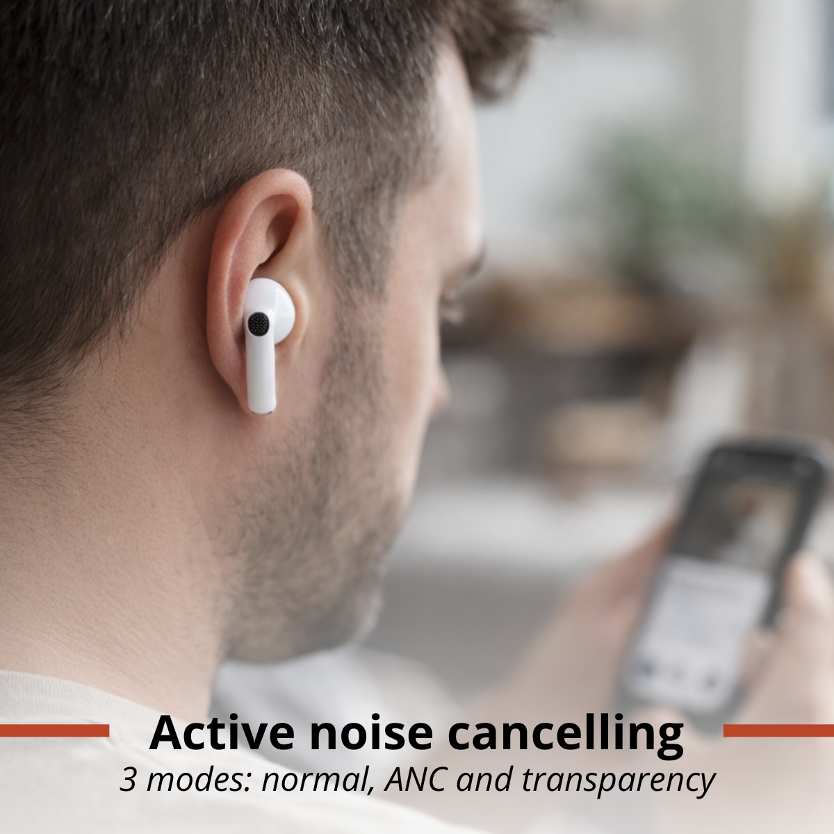 Mann mit weißem Earbud im Ohr, hält Smartphone. Aktive Geräuschunterdrückung.