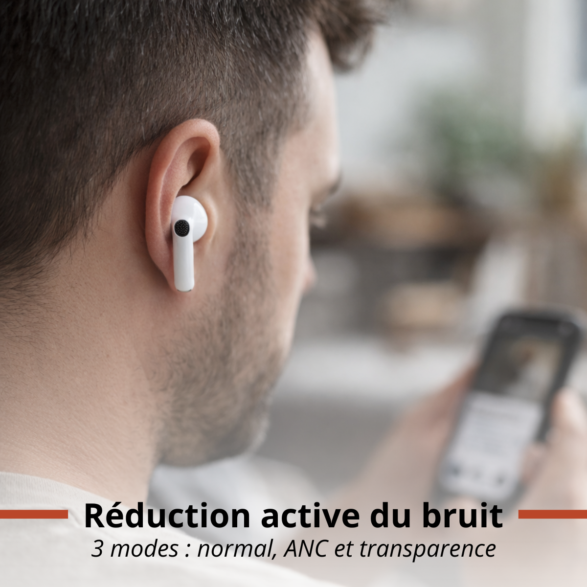 Mann mit weißem Earbud im Ohr hält Smartphone. Text: Aktive Geräuschunterdrückung.
