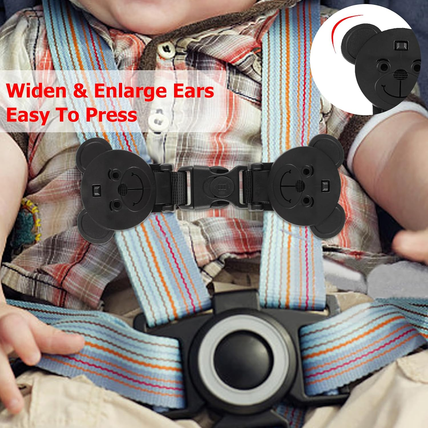 Eine schwarze Schnalle in Bärenform an einem Autositzgurt für Babys. Text überlagert.