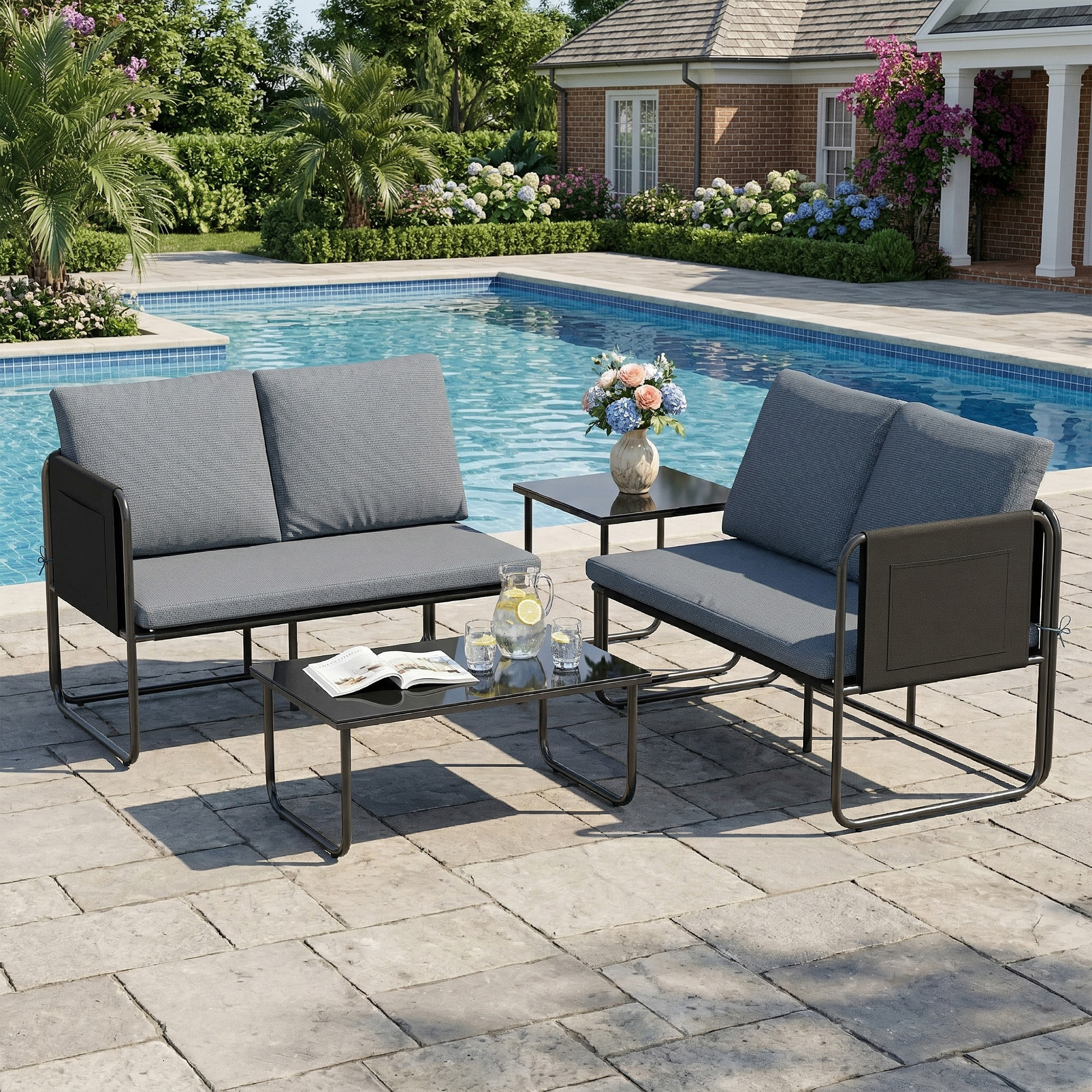 Muebles grises de exterior junto a una piscina con bebidas y flores.