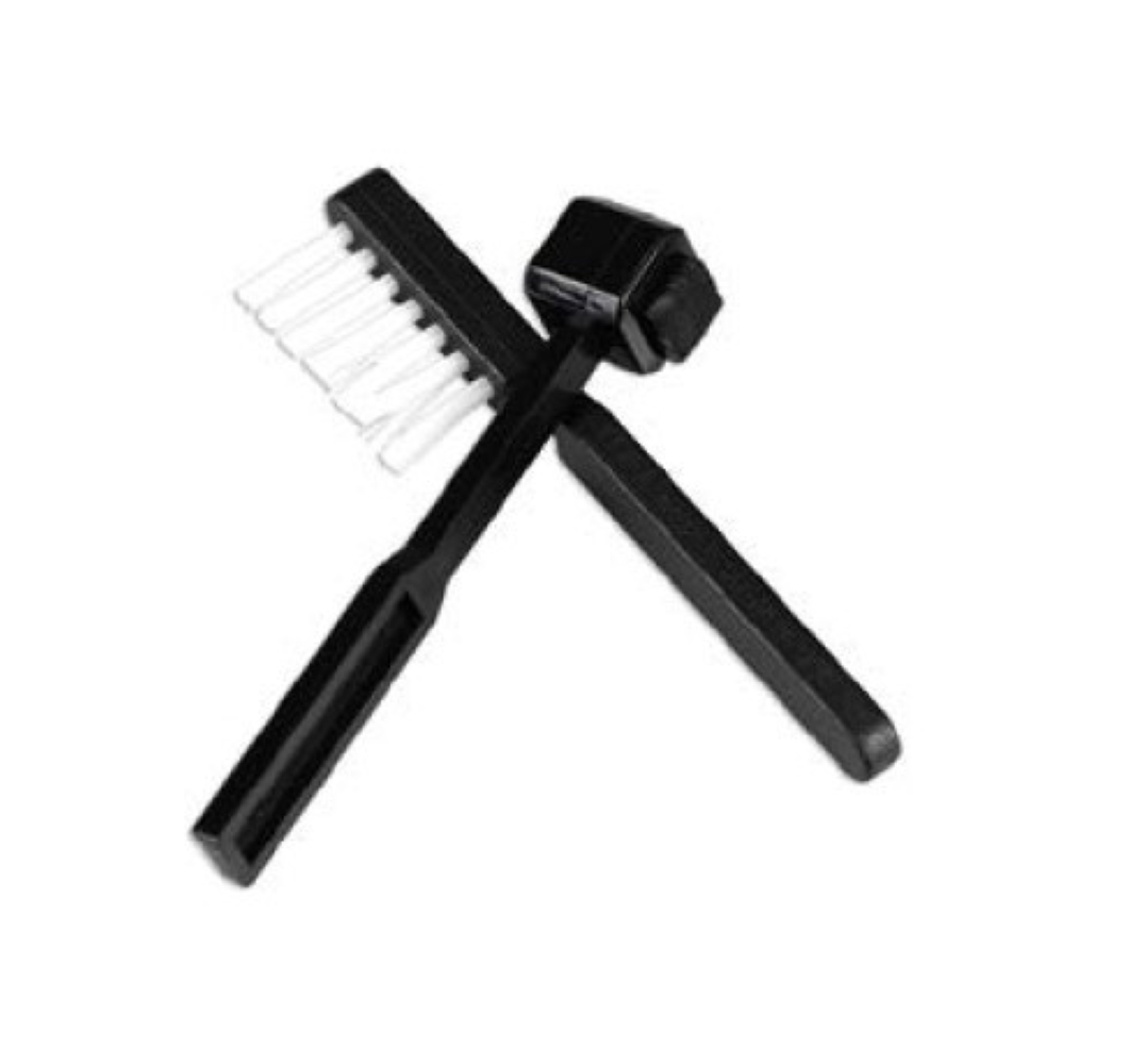 Dwa czarne pędzle z białym włosiem, skrzyżowane, na białym tle.