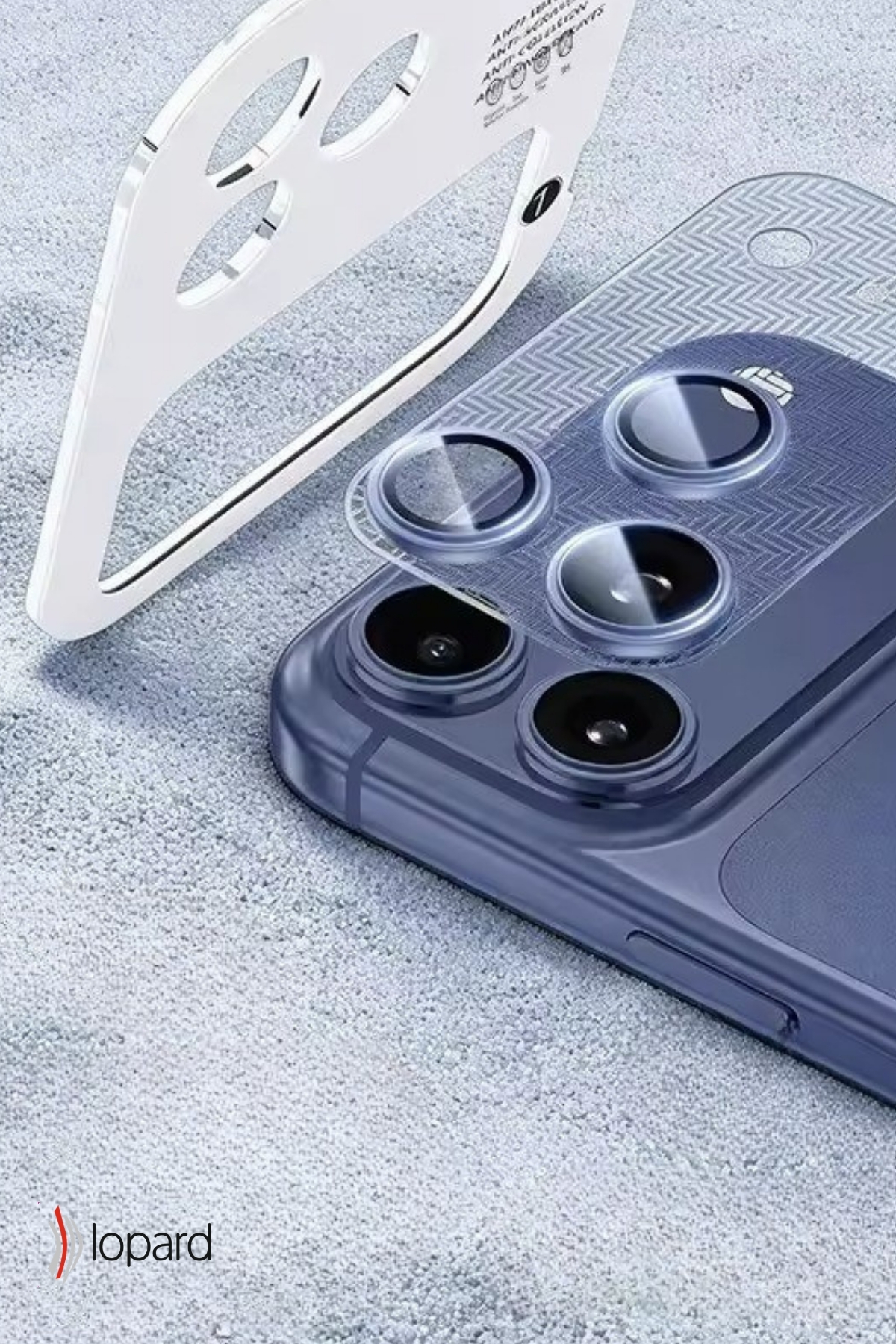 Dört kamera lensli, beyaz çerçeveli şeffaf telefon kılıfı.