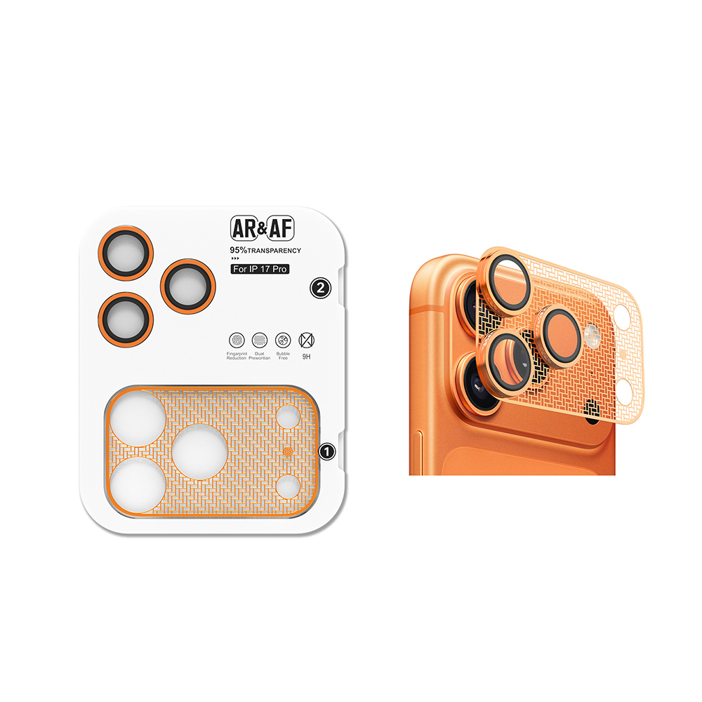 iPhone kamera lens koruyucuları: biri pakette, biri telefonda.