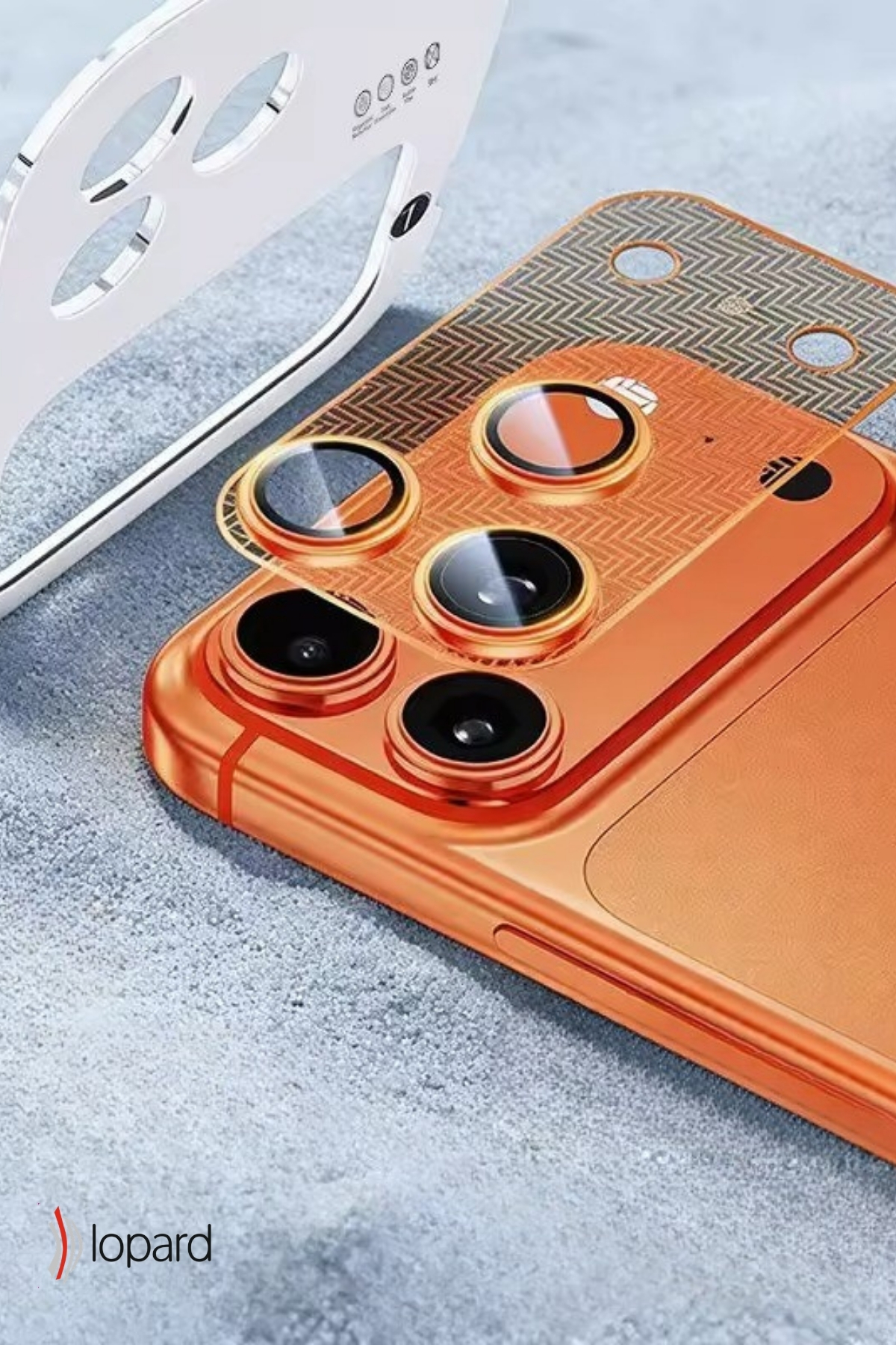 Turuncu telefon, kamera lens koruyucu film ve beyaz çerçeveli.