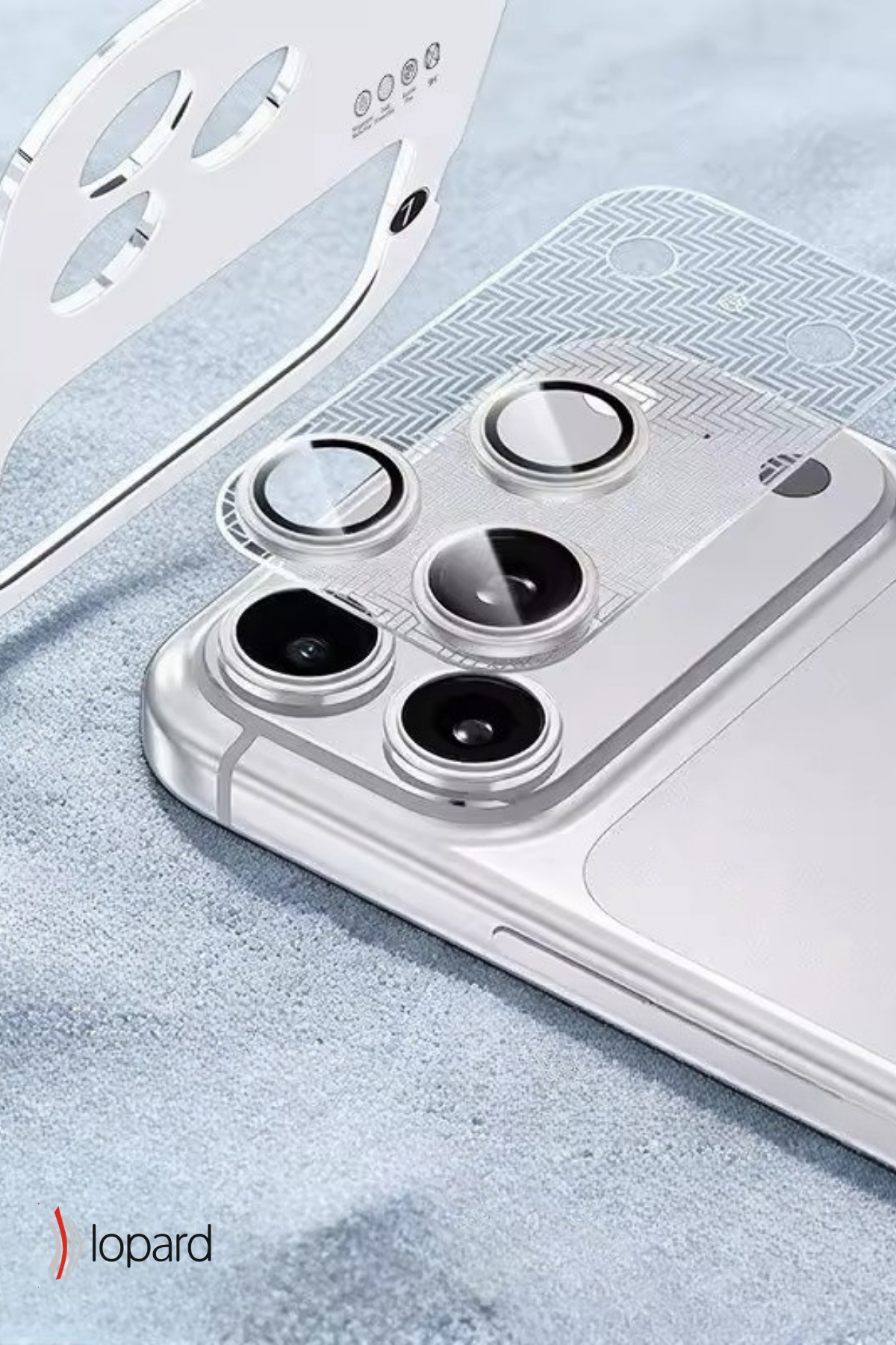 Şeffaf koruyuculu iPhone kamerası yakın çekimi.
