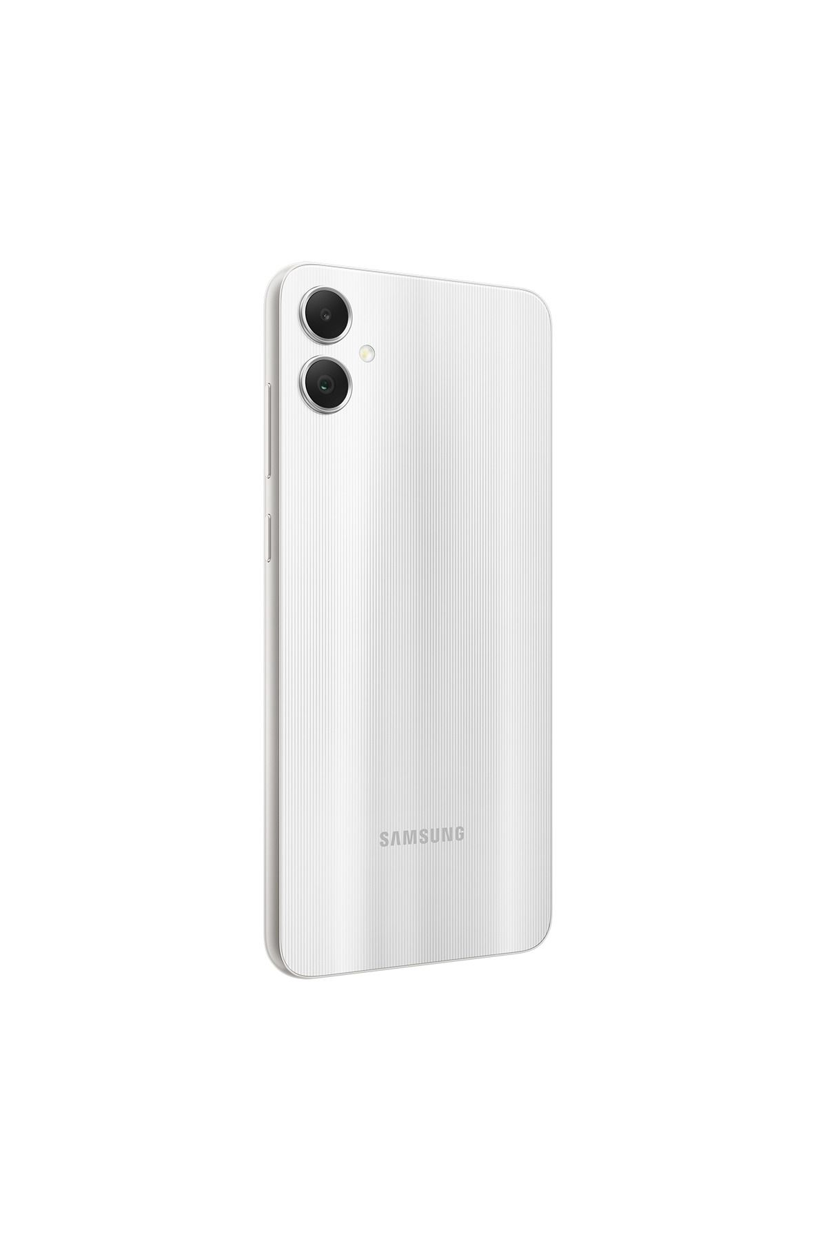 Dikey çizgili ve iki kamera lensli beyaz Samsung akıllı telefonun arkası.