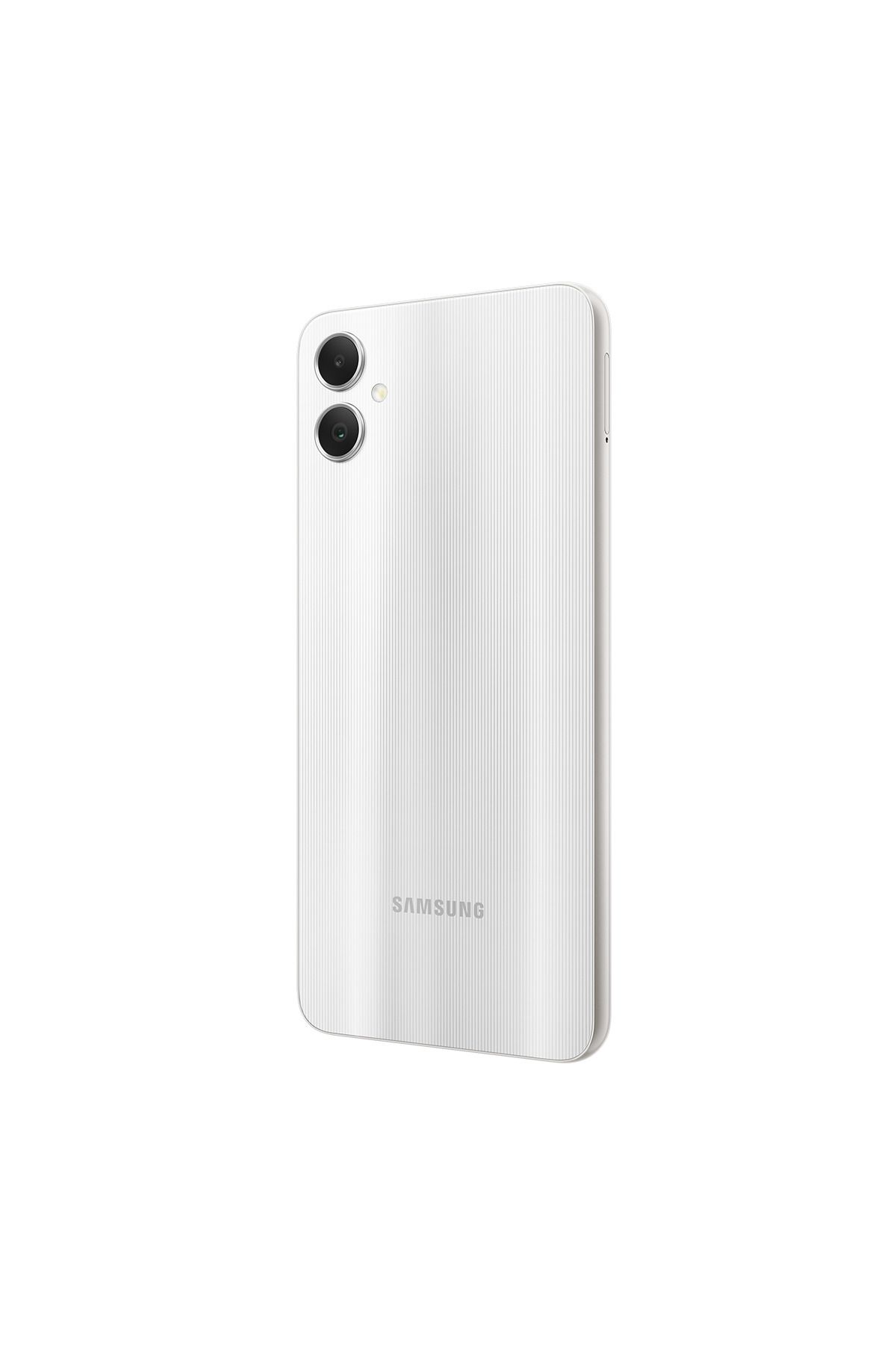 Dikey çizgili ve iki kameralı beyaz Samsung akıllı telefonun arkası.