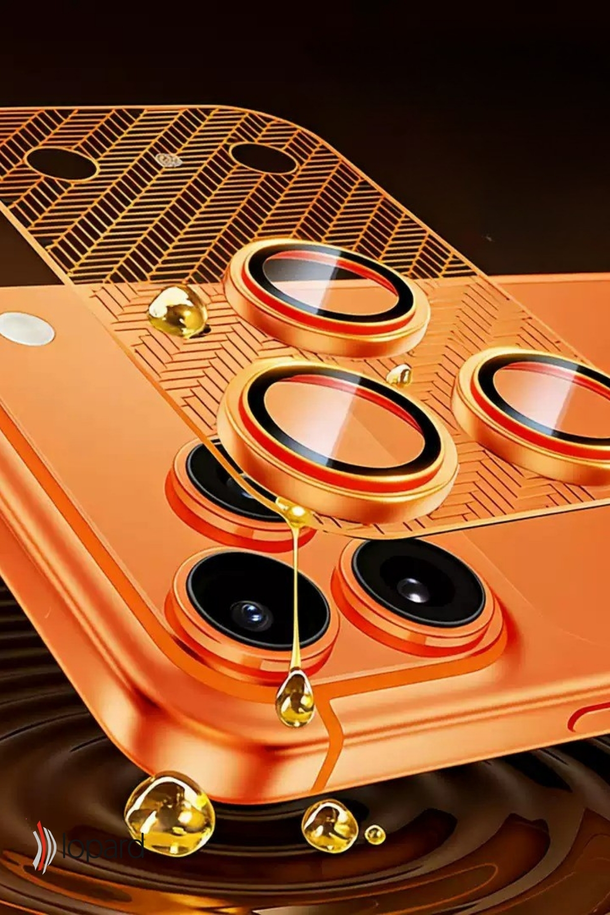 Altın lens korumalı turuncu telefon arkası ve yağ damlaları.