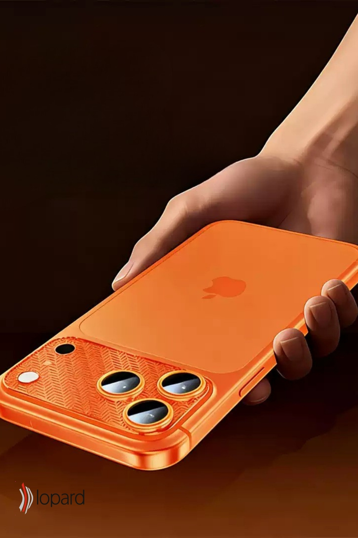 Bir el, üçlü kamerası ve logosu olan turuncu bir iPhone tutuyor.