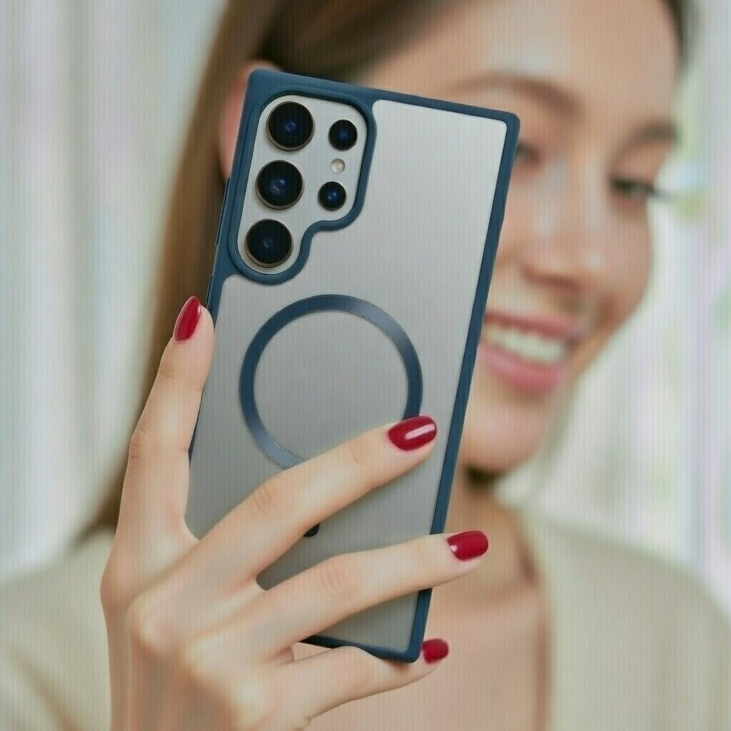 Kırmızı ojeli bir kadın, dört kameralı ve halkalı bir akıllı telefon tutuyor.